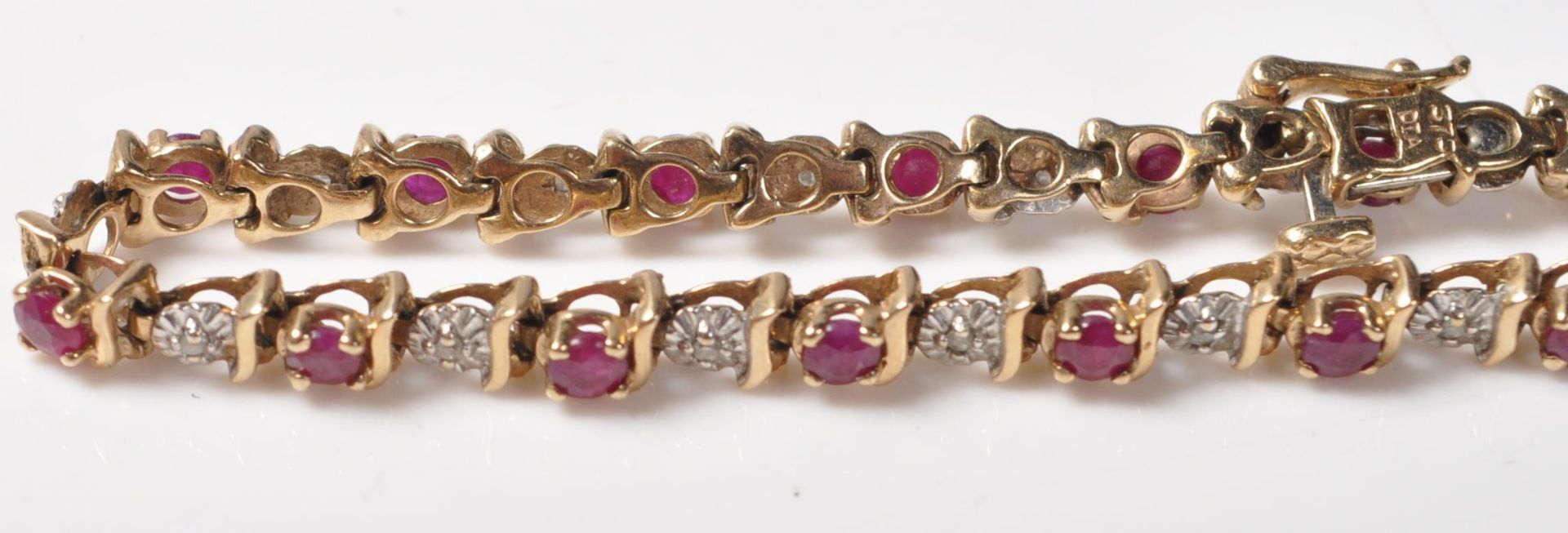9CT GOLD RED STONE AND DIAMOND LINE BRACELET - Image 3 of 5