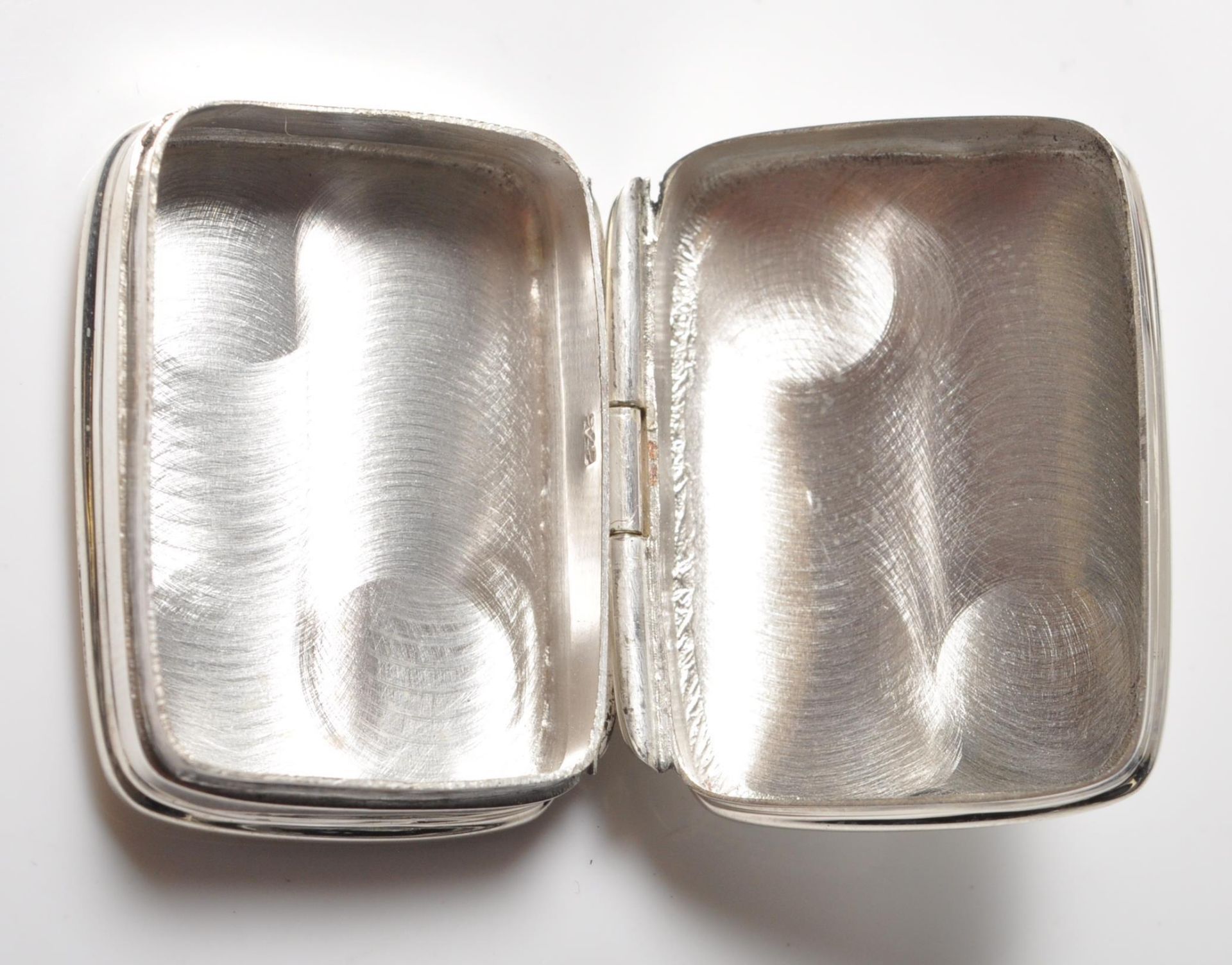 STAMPED .925 SILVER PILL BOX WITH ETCHED FOLIATE DECORATION - Bild 5 aus 6