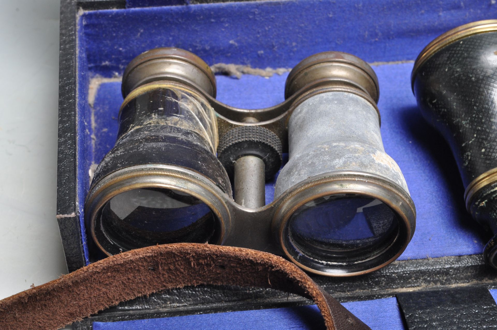 GROUP OF FOUR 19TH AND 20TH CENTURY BINOCULARS - Bild 2 aus 10