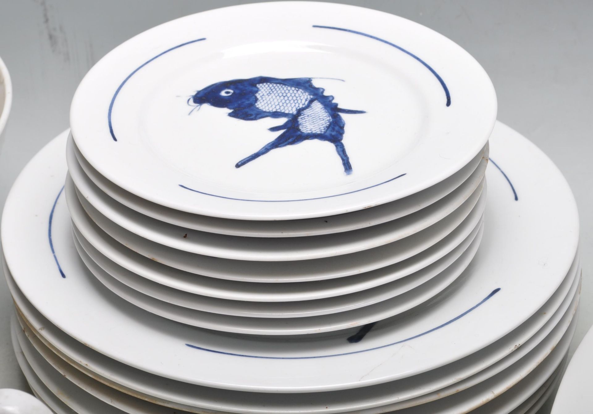 MID 20TH CENTURY RAOPING KOI CARP BLUE AND WHITE DINNER SERVICE - Bild 7 aus 9