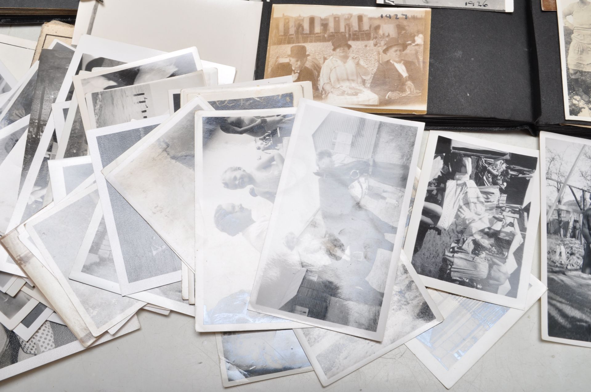 LARGE COLLECTION OF VINTAGE BLACK & WHITE FAMILY P - Bild 7 aus 22