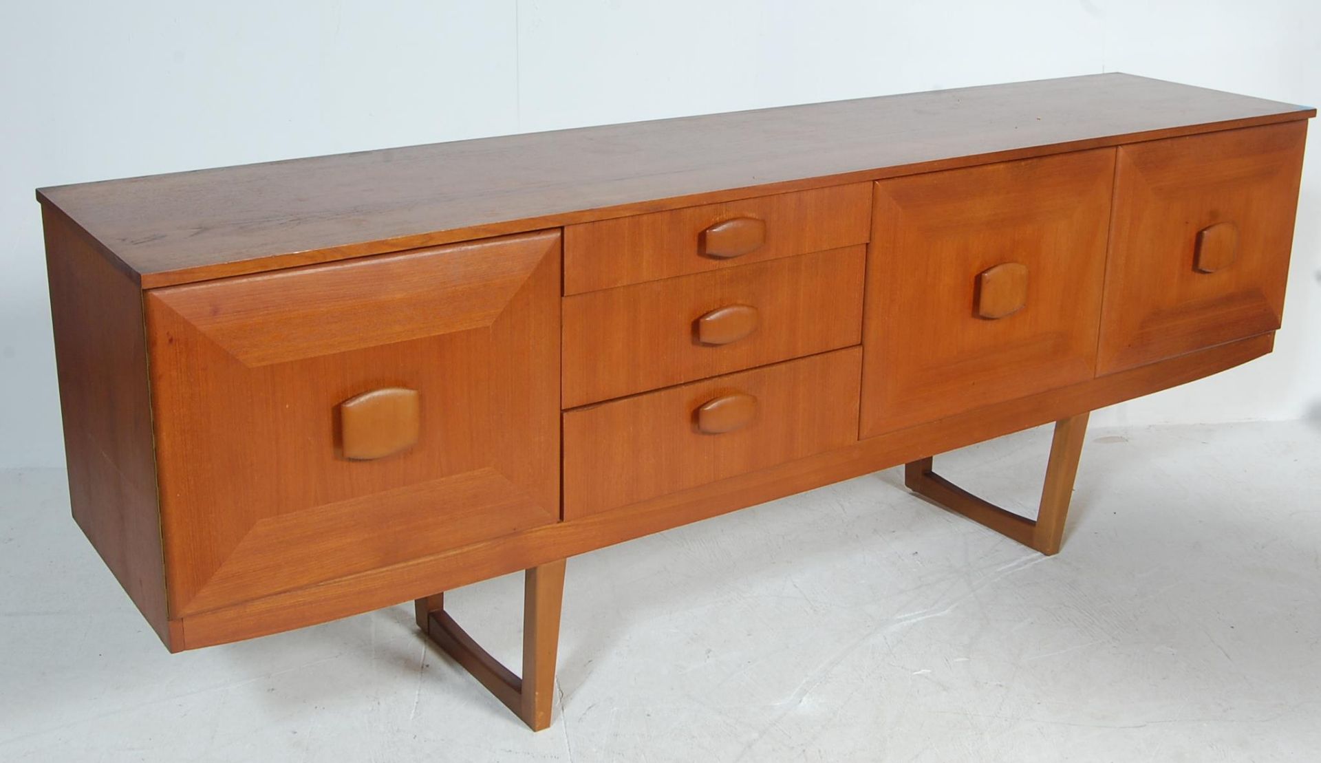 LARGE RETRO VINTAGE 1970S TEAK SIDEBOARD CREDENZA - Bild 2 aus 9