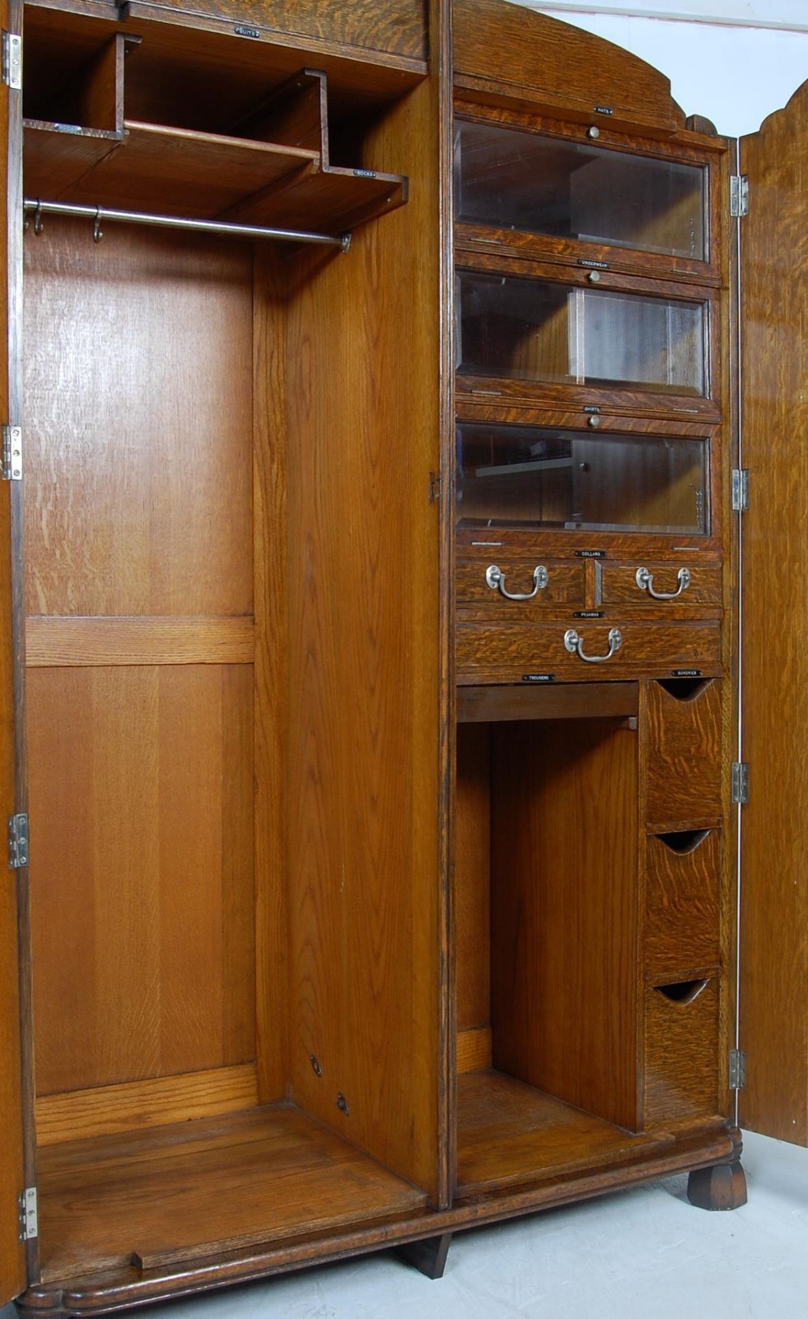 EARLY 20TH CENTURY DARK OAK FITTED DOUBLE WARDROBE - Bild 9 aus 22