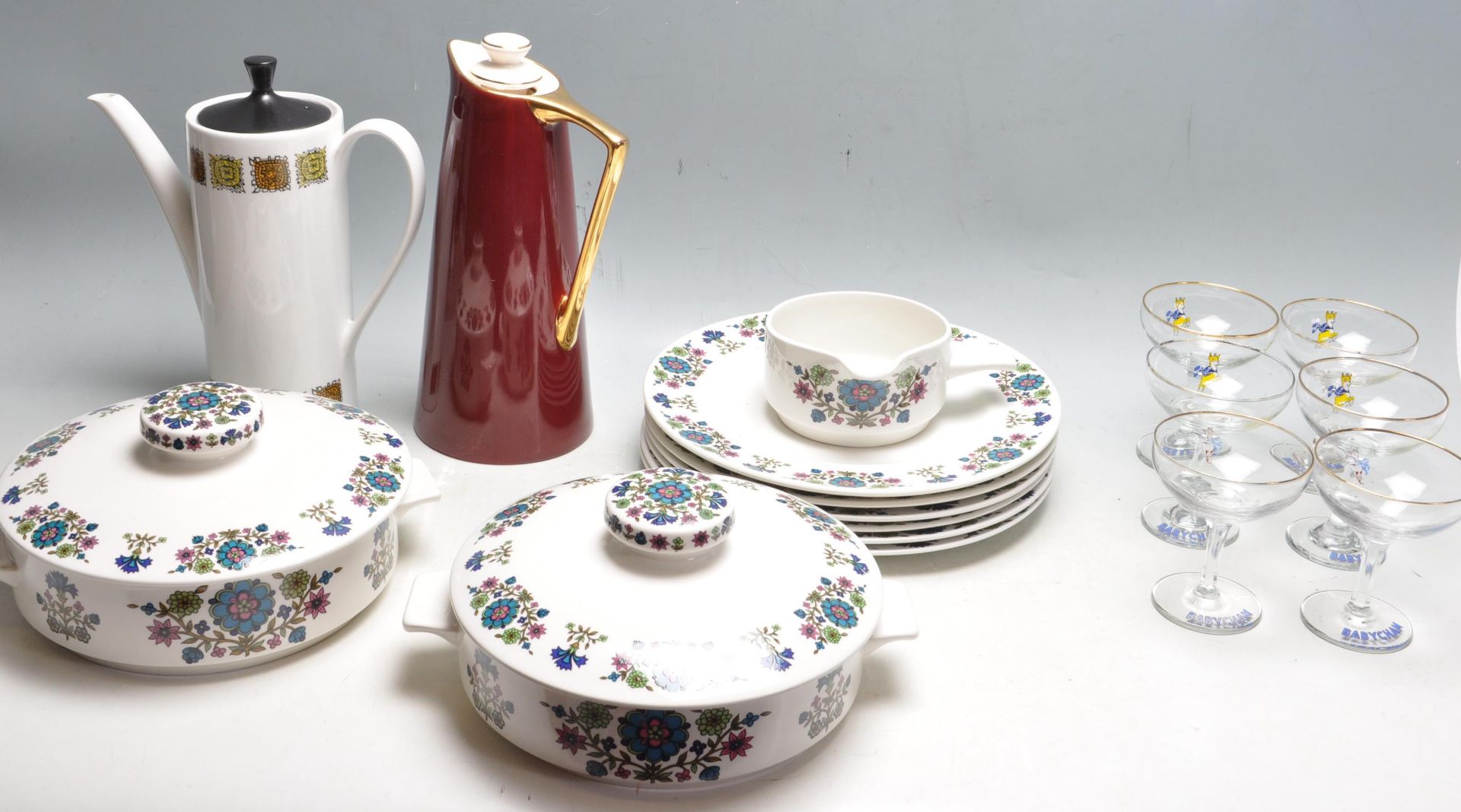 COLLECTION OF RETRO VINTAGE LATE 20TH CENTURY TABLEWARE