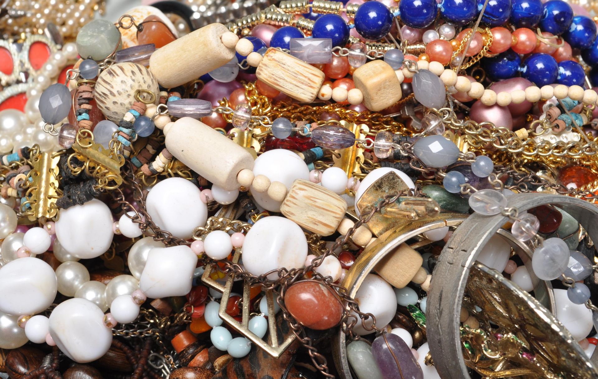 LARGE QUANTITY OF VINTAGE LATE 20TH CENTURY COSTUME JEWELLERY - Image 12 of 13