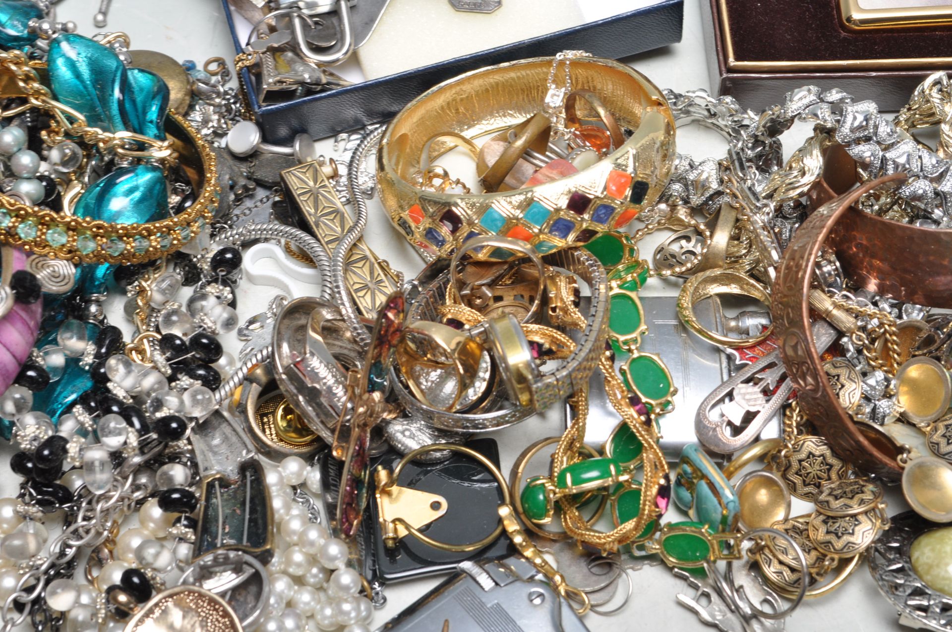 COLLECTION OF VINTAGE COSTUME JEWELLERY - Bild 11 aus 15