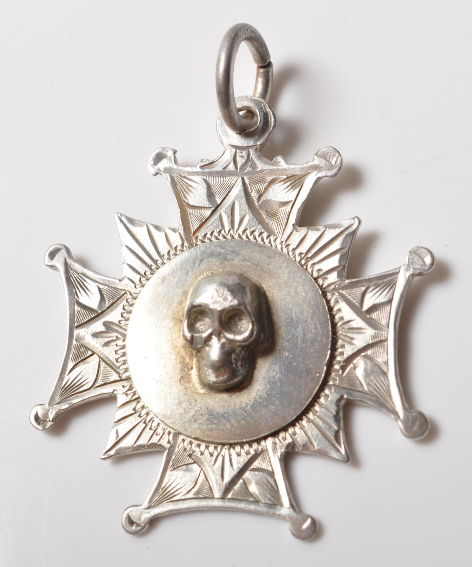 19TH CENTURY VICTORIAN STERLING SILVER SKULL FOB MEDAL. - Bild 2 aus 6