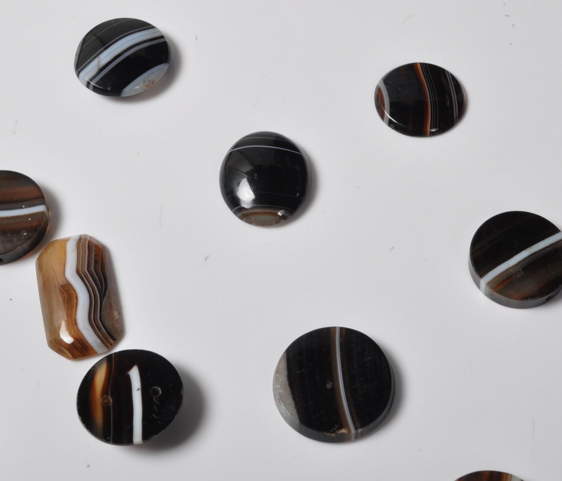 TWENTY FIVE VICTORIAN BANDED AGATE STONES - Image 3 of 6