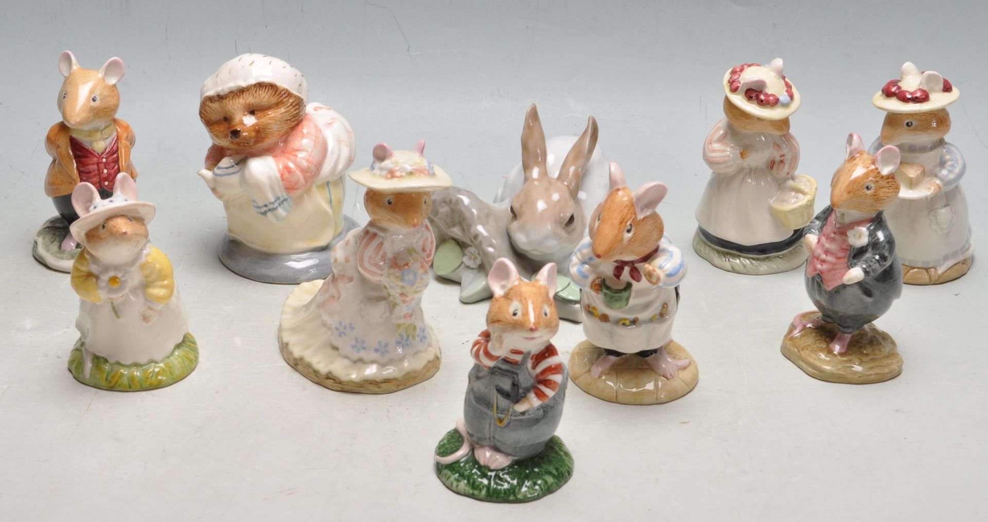 COLLECTION OF ROYAL DOULTON BRAMBLY HEDGE, BORDER ARTS & LLADRO CERMAIC FIGURINES