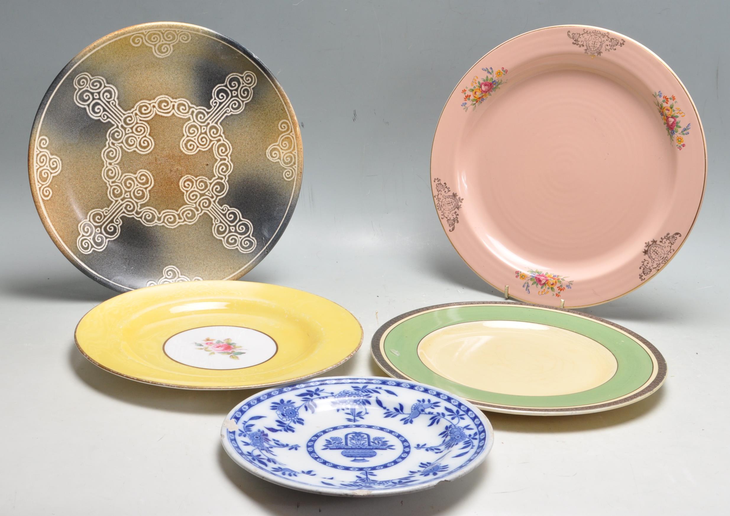 FIVE 20TH VINTAGE CERAMIC PLATES INCLUDING CLARICE CLIFF