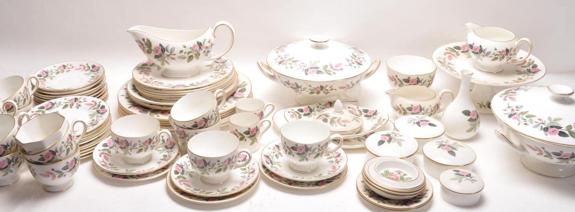 LARGE 20TH CENTURY WEDGEWOOD HATHAWAY ROSE TEA / DINNER SERVICE