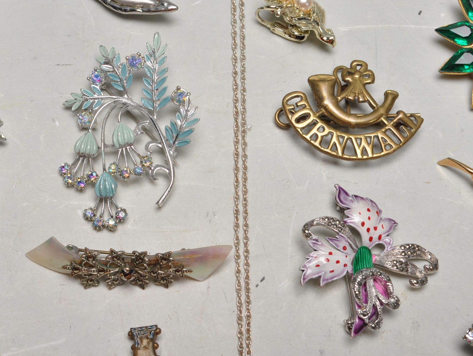 COLLECTION OF VINTAGE BROOCHES AND PINS - Bild 3 aus 9