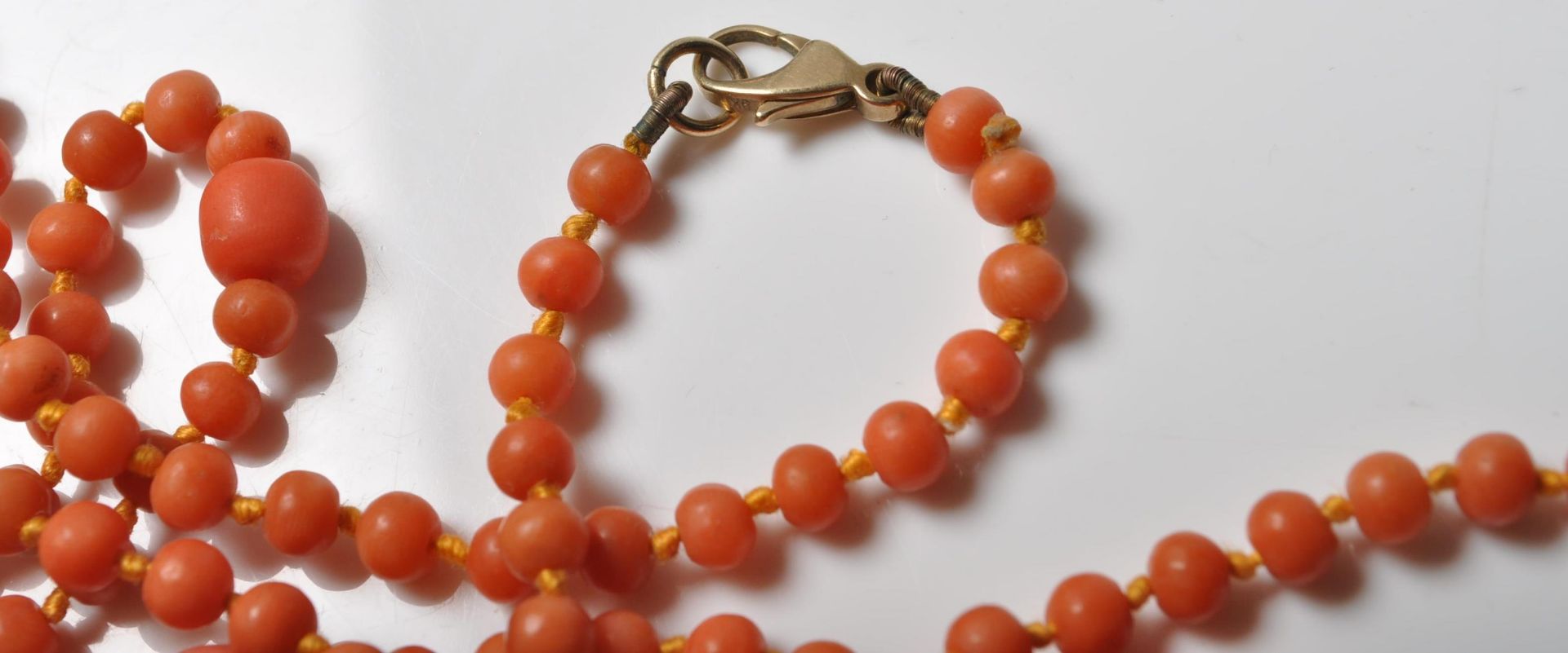 CORAL AND 9CT GOLD BEADED NECKLACE - Bild 5 aus 6