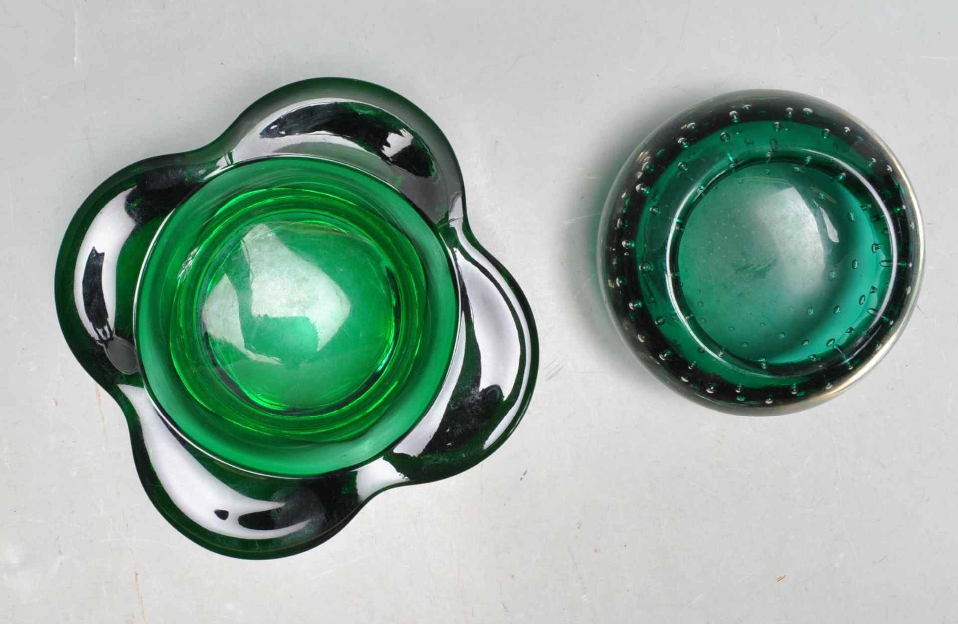 PAIR OF VINTAGE RETRO 1960S STUDIO ART GLASS BOWLS IN THE MANNER OF WHITEFRIARS. - Bild 5 aus 6