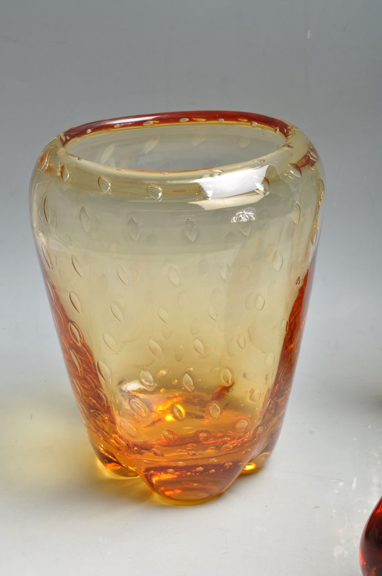 WILLIAM WILSON - WHITEFRIARS - COLLECTION OF FIVE ASSORTED AMBER STUDIO ART GLASS - Bild 4 aus 8