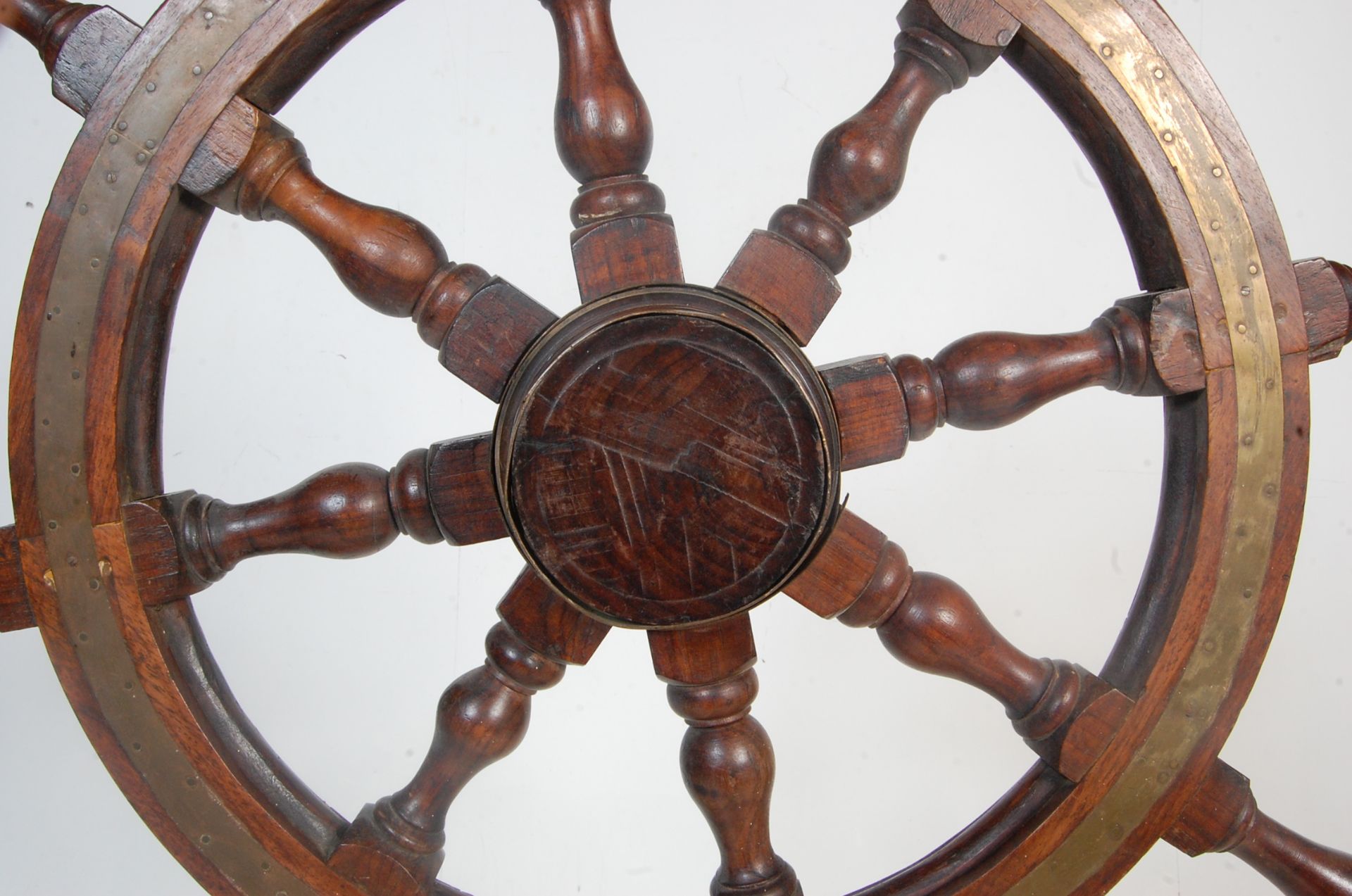 EARLY 20TH CENTURY BRASS AND MAHOGANY SHIPS WHEEL - Bild 2 aus 5