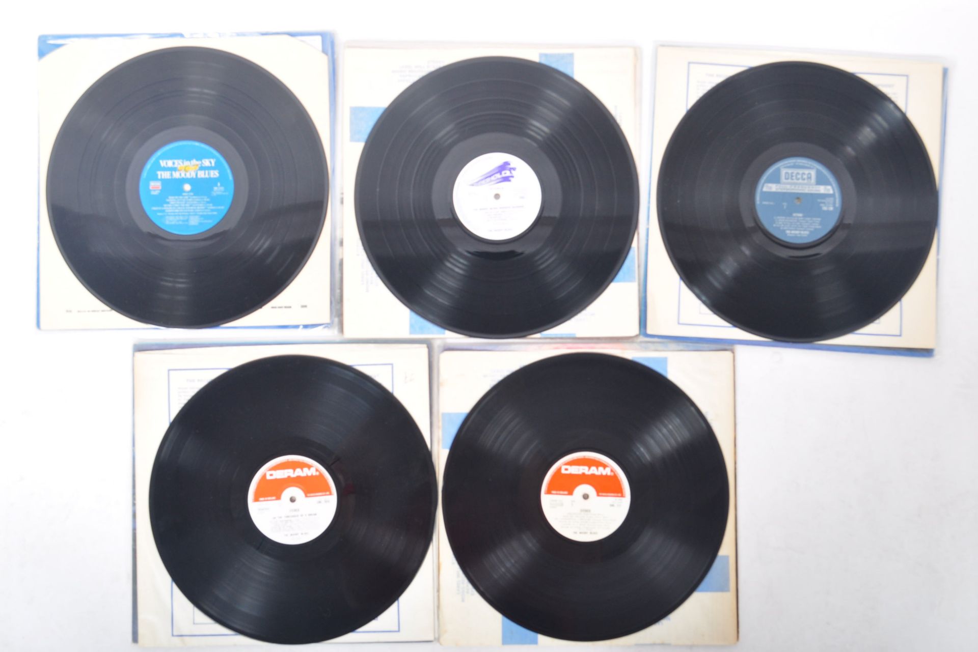 THE MOODY BLUES - GROUP OF FIVE VINYL RECORD ALBUMS - Bild 3 aus 4