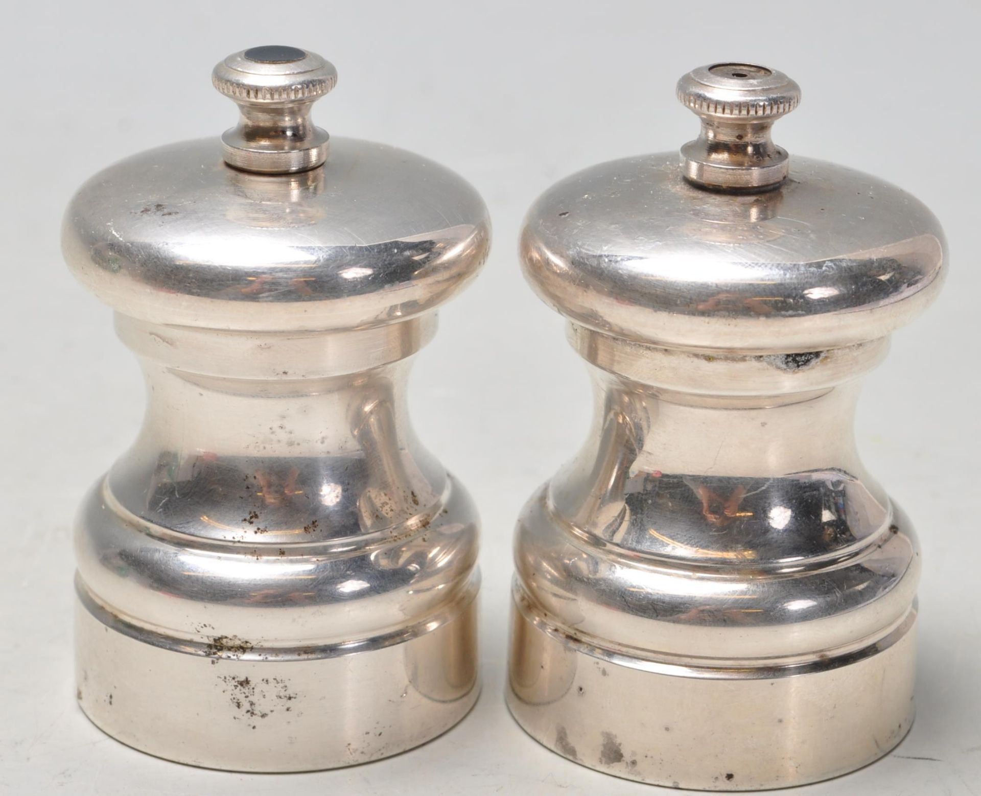 PAIR OF RETRO VINTAGE LATE 20TH CENTURY SALT AND PEPPER MILLS BY PETER PIPER - Bild 4 aus 5