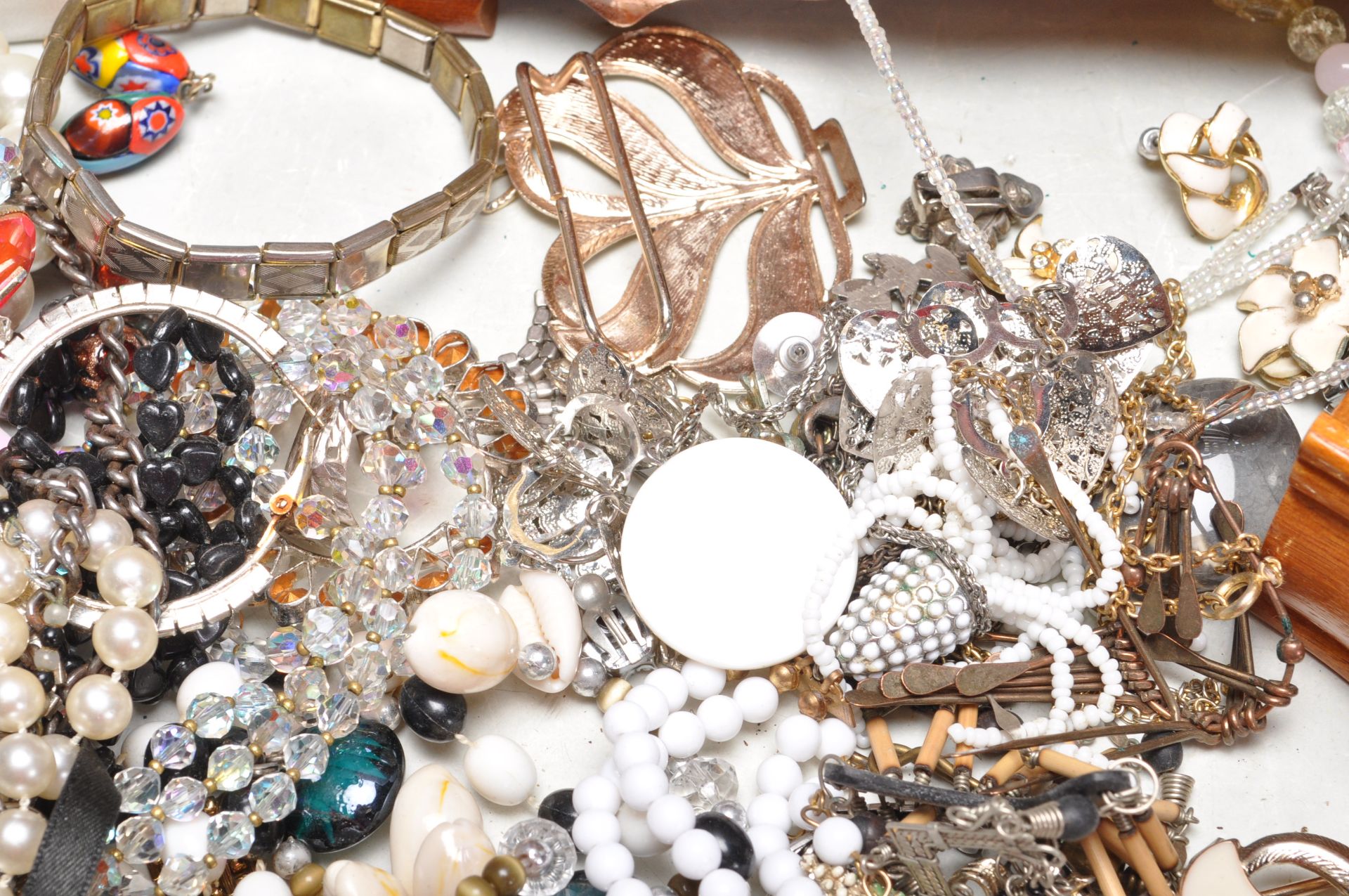 COLLECTION OF VINTAGE COSTUME JEWELLERY - Bild 5 aus 13