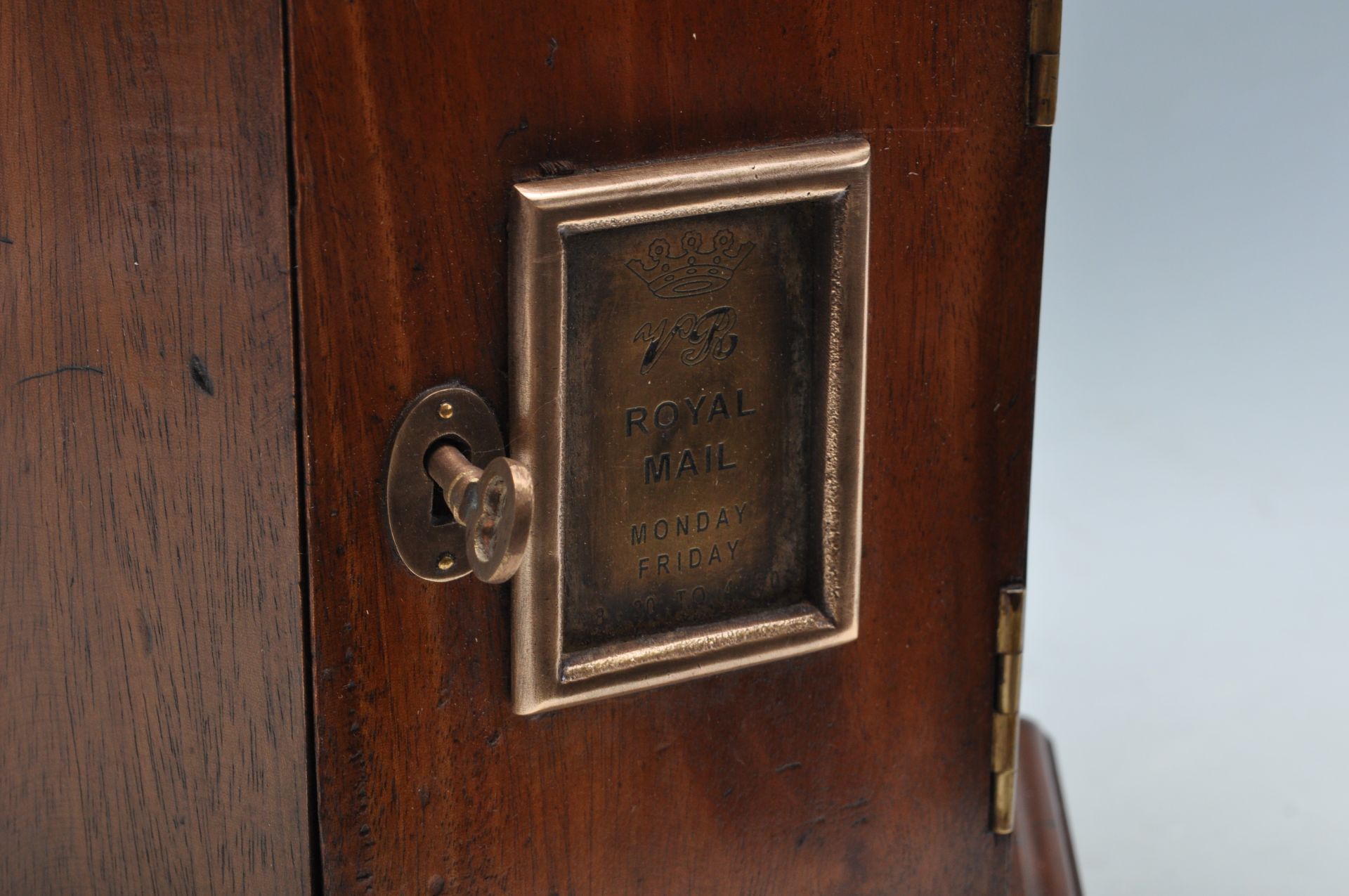 ANTIQUE VICTORIAN REVIVAL MAHOGANY POST BOX - Bild 4 aus 12