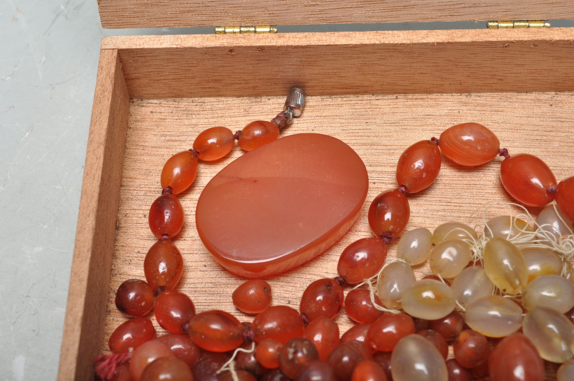 GROUP OF MIXED CARNELIAN BEADS AND SPARES - Bild 4 aus 6