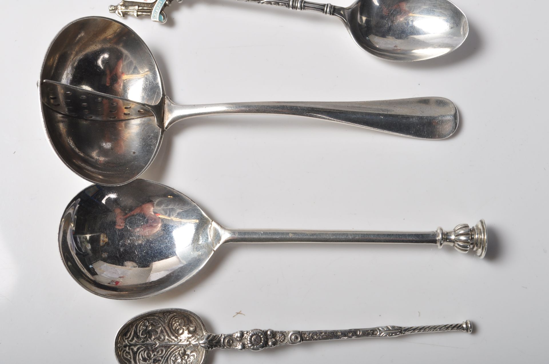 FIVE 20TH CENTURY VARIOUS SILVER HALLMARKED SPOONS - Bild 3 aus 8