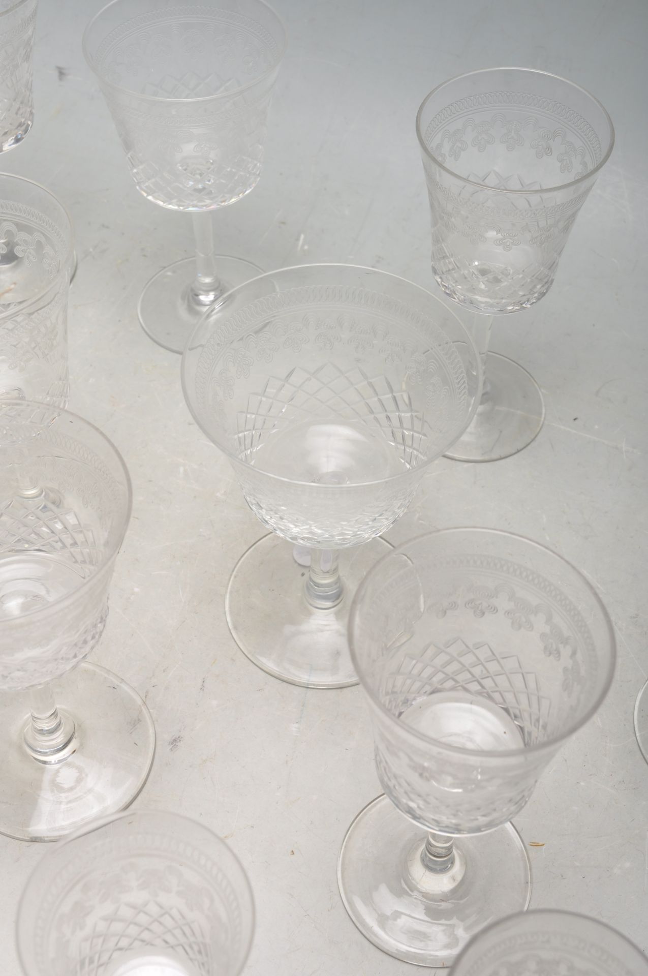 LARGE QUANTITY OF EDWARDIAN PALL MALL / LADY HAMILTON PATTERN DRINKING GLASSES - Bild 5 aus 7