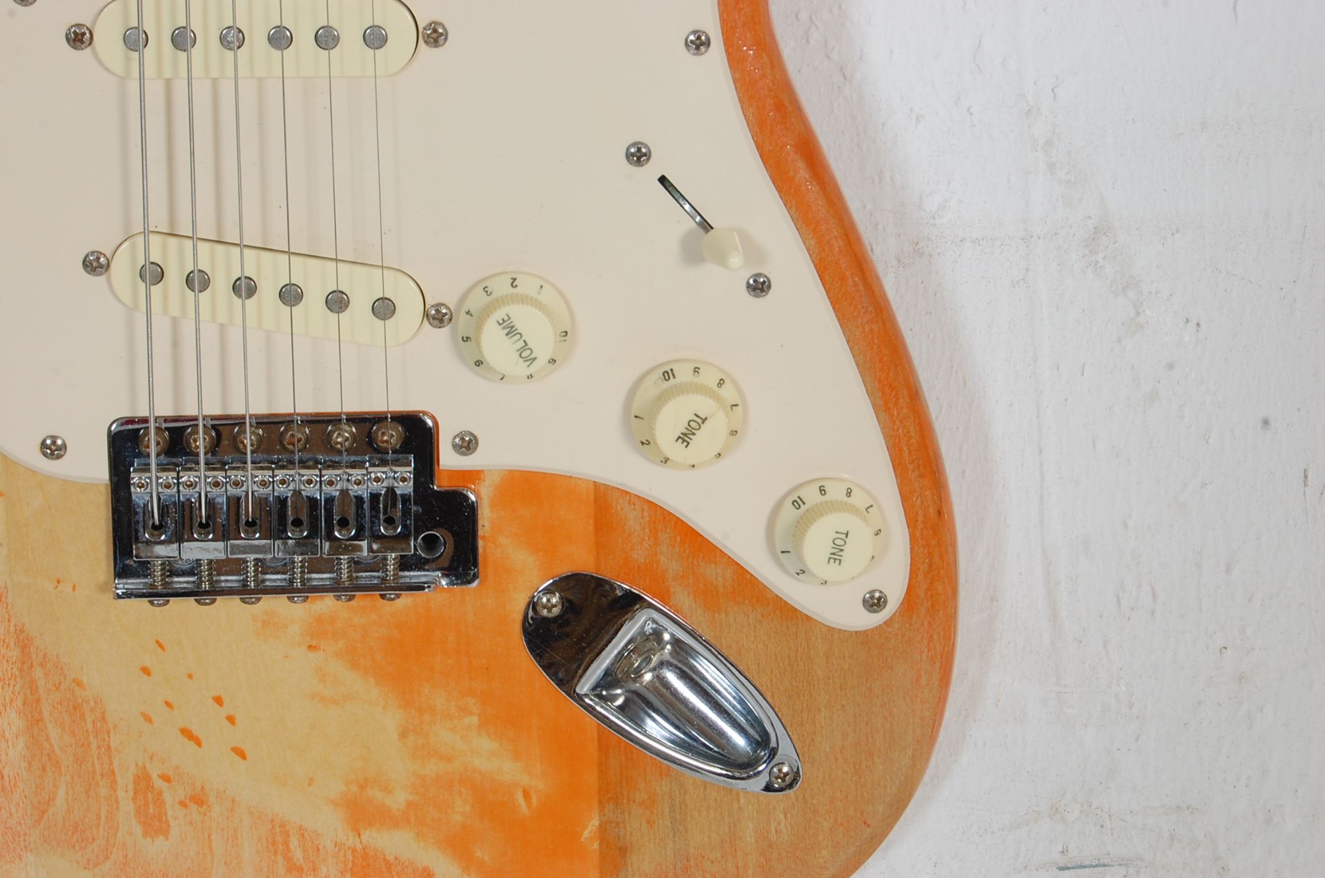 VINTAGE RETRO SQUIER STRAT ELECTRIC GUITAR BY FENDER - Image 5 of 6