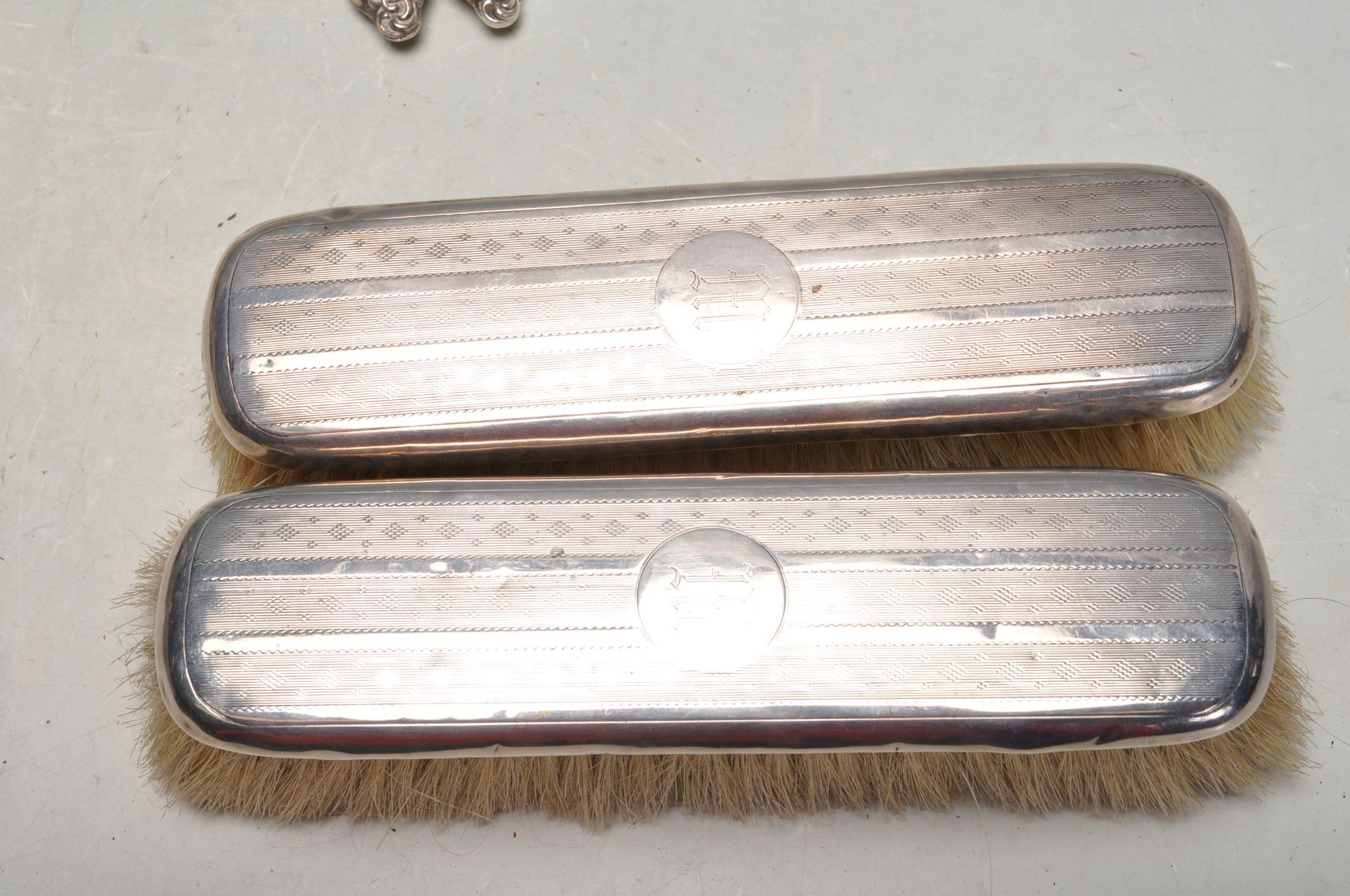 ANTIQUE 1920'S HALLMARKED SILVER DRESSING TABE SET - Image 7 of 8