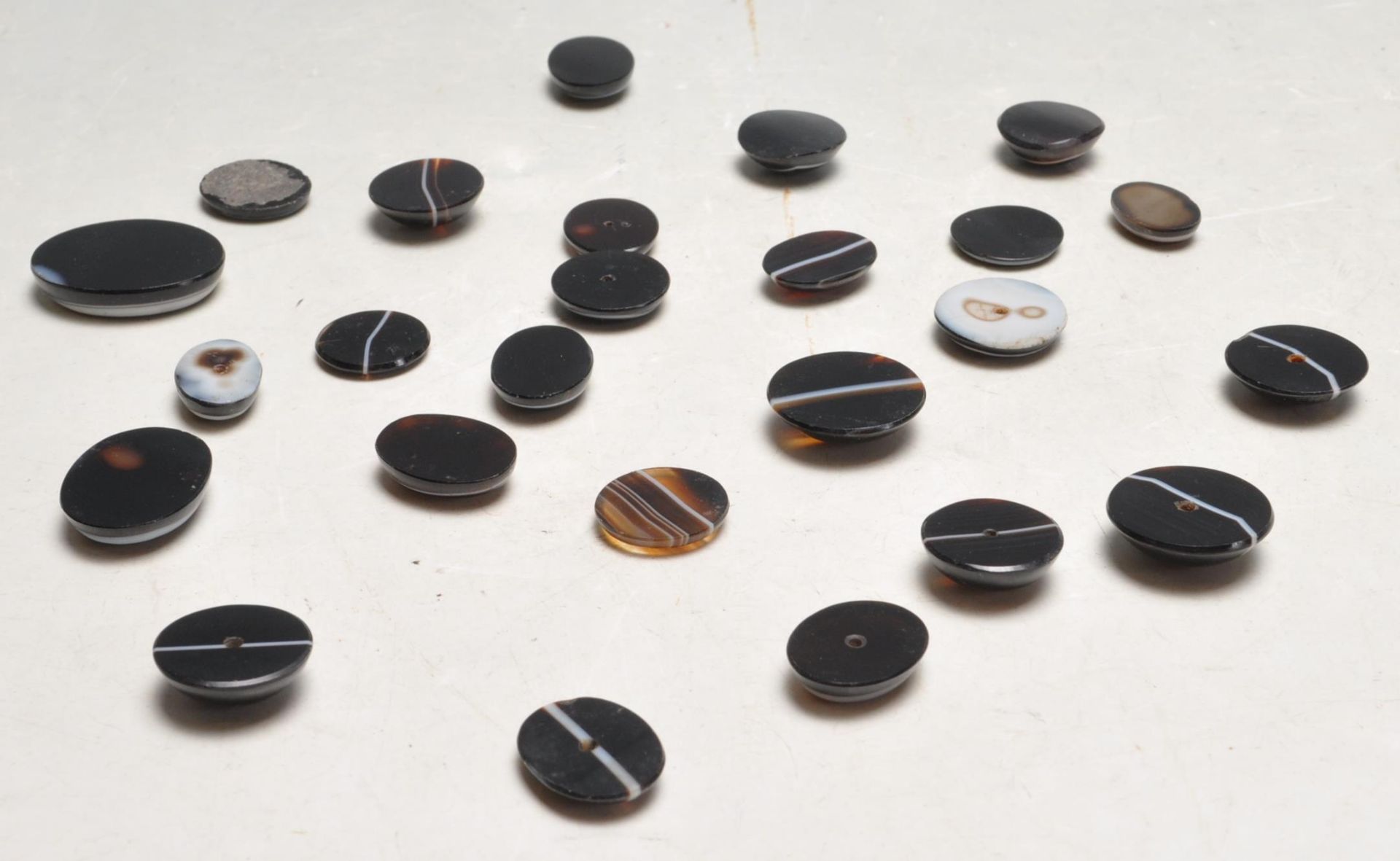 TWENTY FIVE VICTORIAN BANDED AGATE STONES - Image 2 of 6