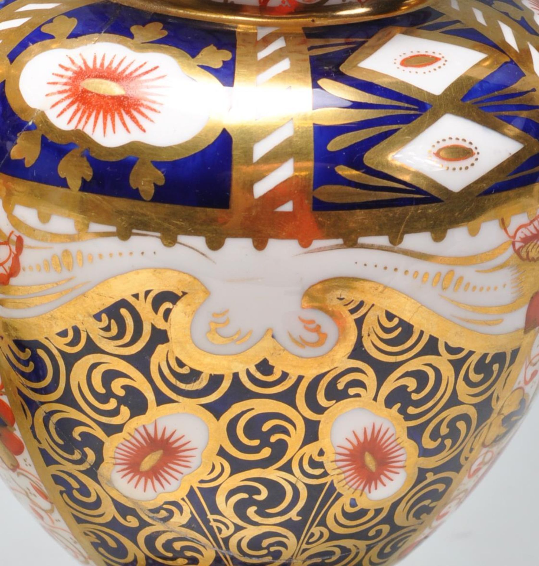 PAIR OF 19TH CENTURY VICTORIAN IMARI PATTERN VASES - Bild 3 aus 7