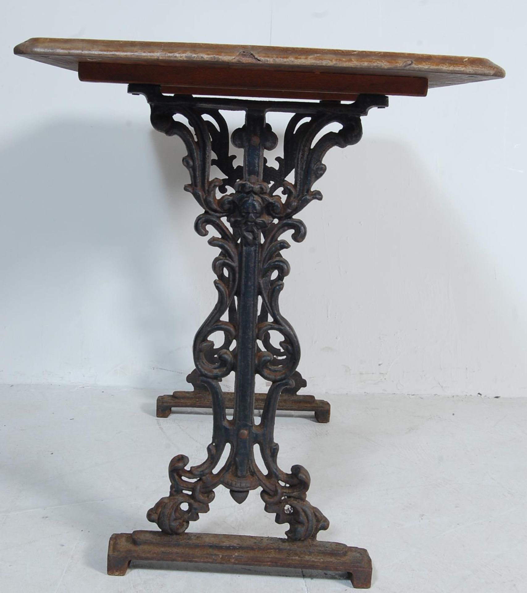 19TH CENTURY VICTORIAN CAST IRON AND WOOD GARDEN TABLE / PUB TABLE - Bild 6 aus 7