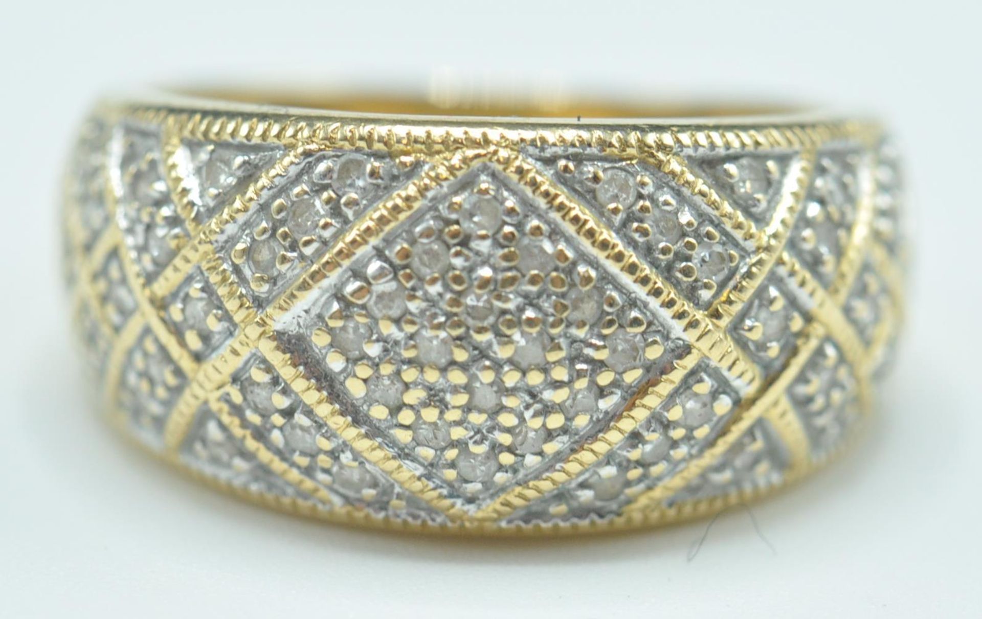 18CT GOLD AND DIAMOND DOME RING - Image 2 of 8