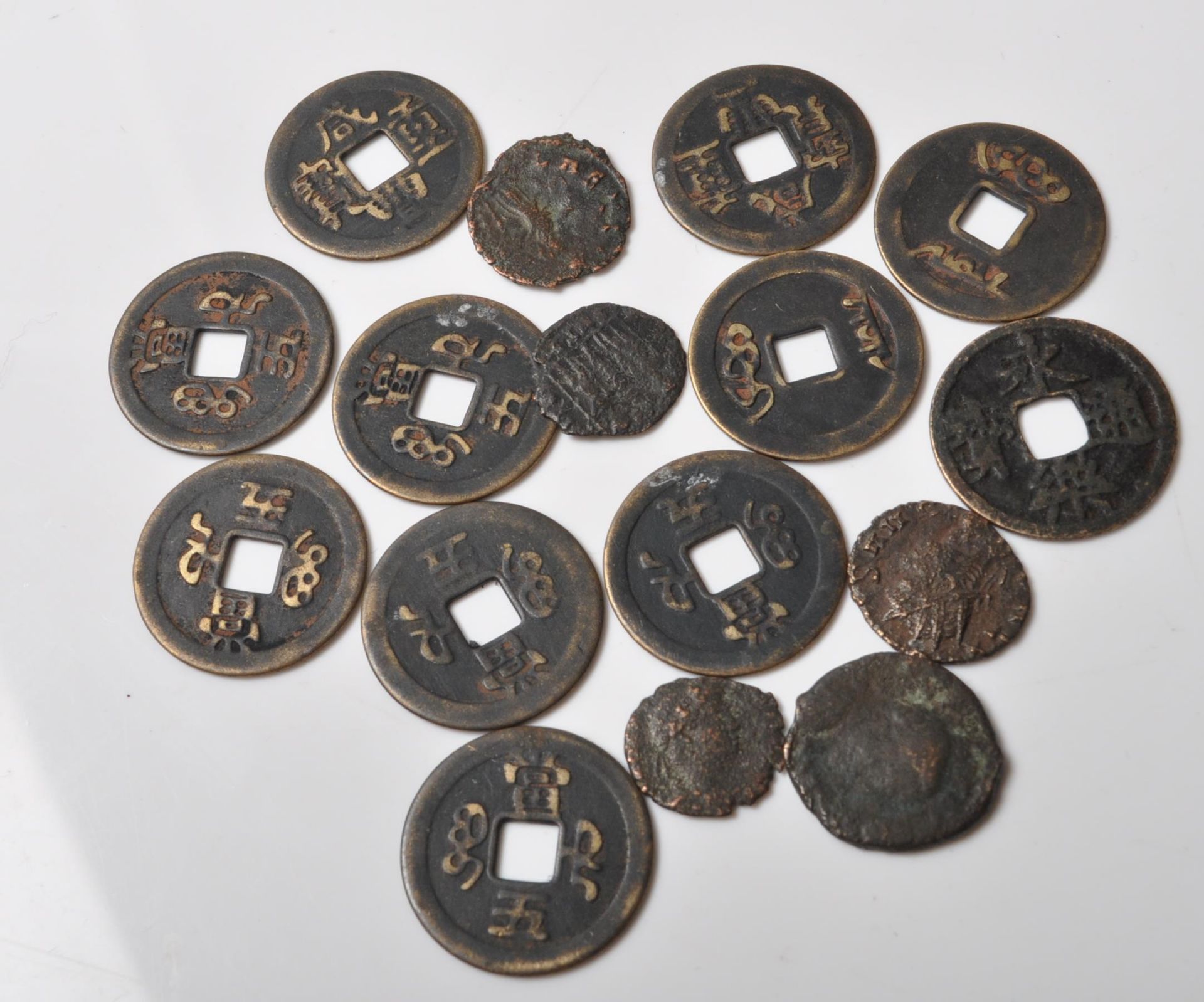 COLLECTION OF ANCIENT AND LATER ROMAN / CHINESE COINS