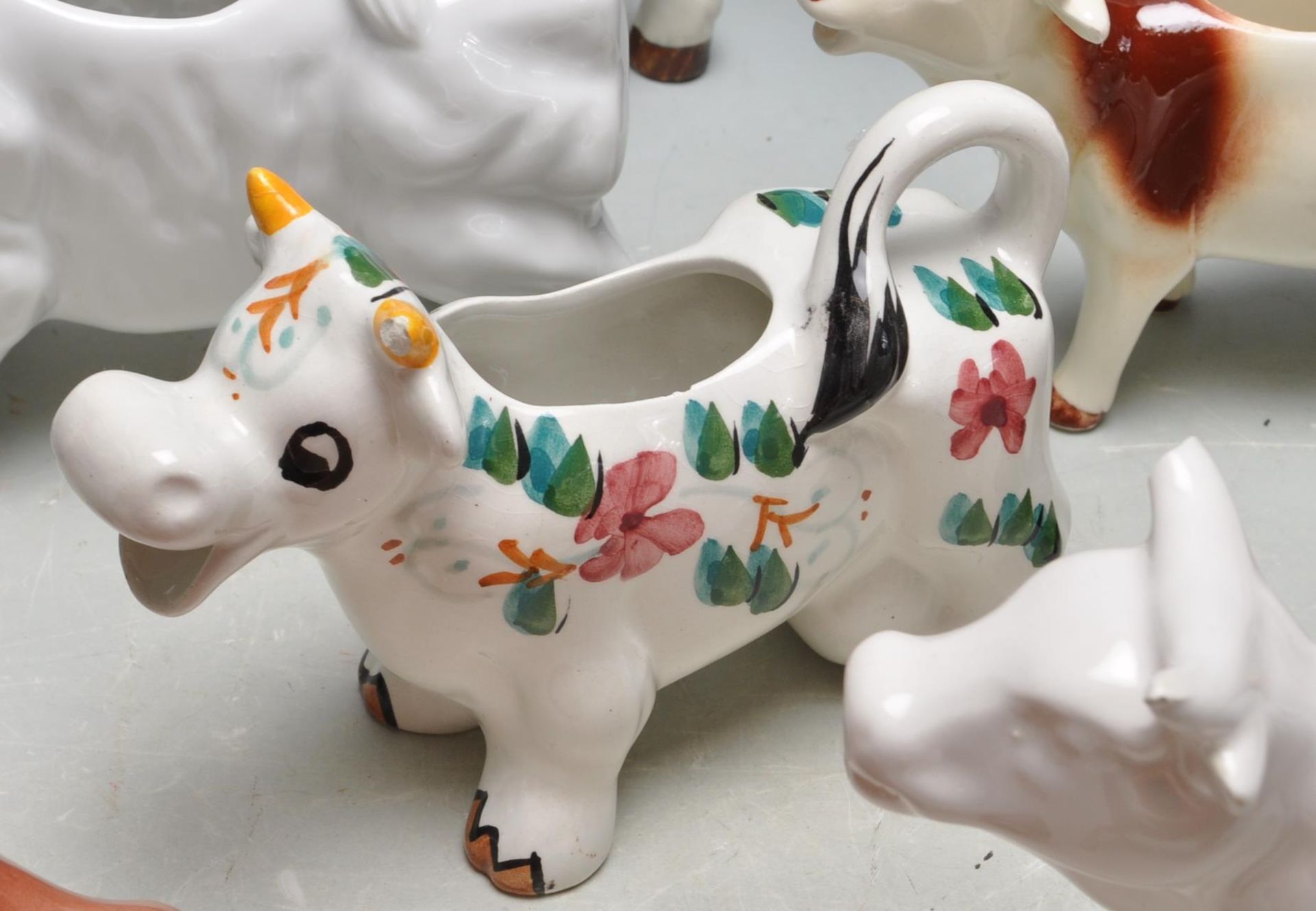 LARGE QUANTITY OF VINTAGE RETRO CERAMIC CREAMER JUGS IN A FORM OF COWS - Bild 5 aus 14