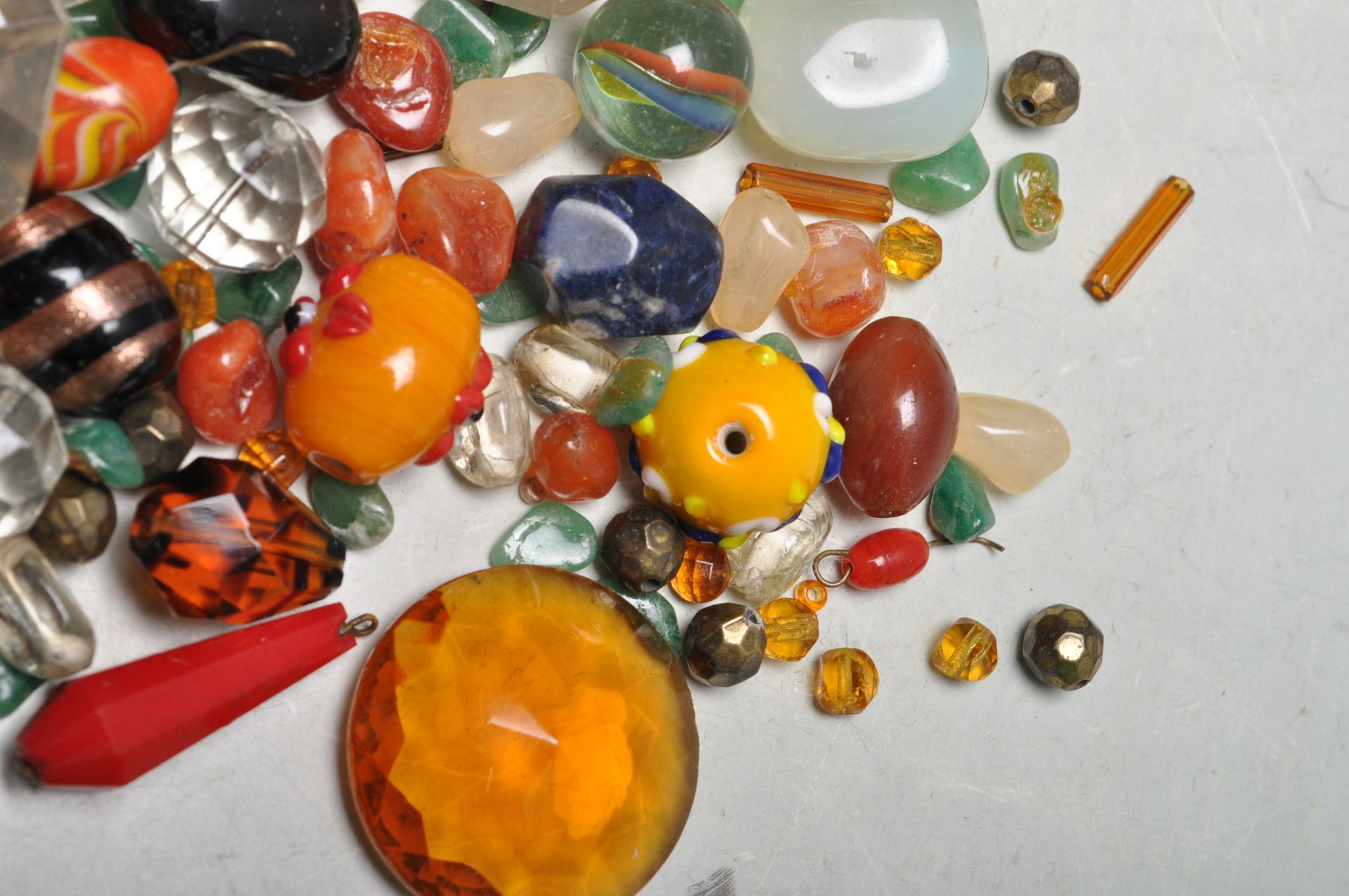 COLLECTION OF VARIOUS AGATE AND GLASS BEADS - Bild 3 aus 6