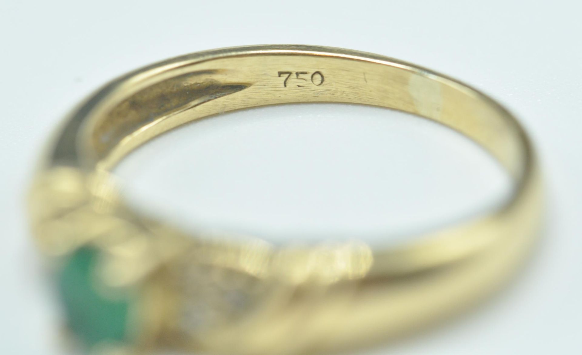 18CT GOLD EMERALD & DIAMOND RING - Image 5 of 6