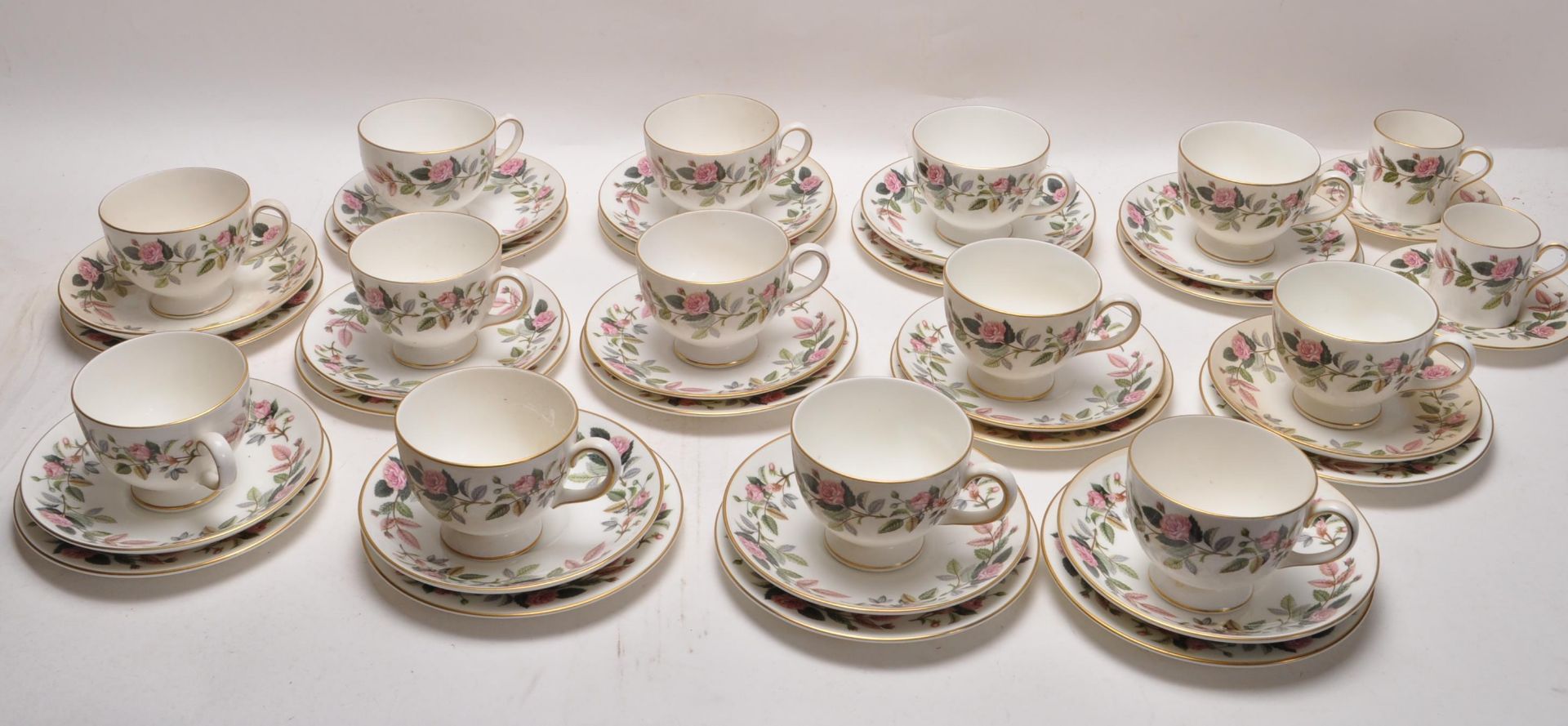 LARGE 20TH CENTURY WEDGEWOOD HATHAWAY ROSE TEA / DINNER SERVICE - Bild 18 aus 19