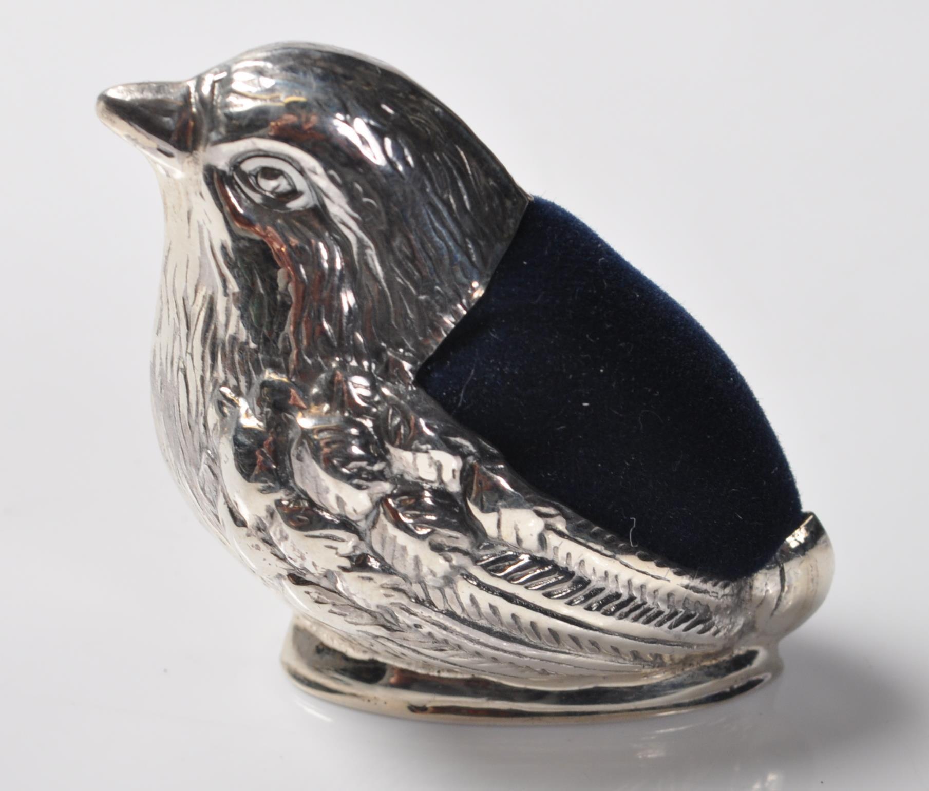 A STAMPED STERLING SILVER PINCUSHION IN THE FORM OF A ROBIN - Image 3 of 5