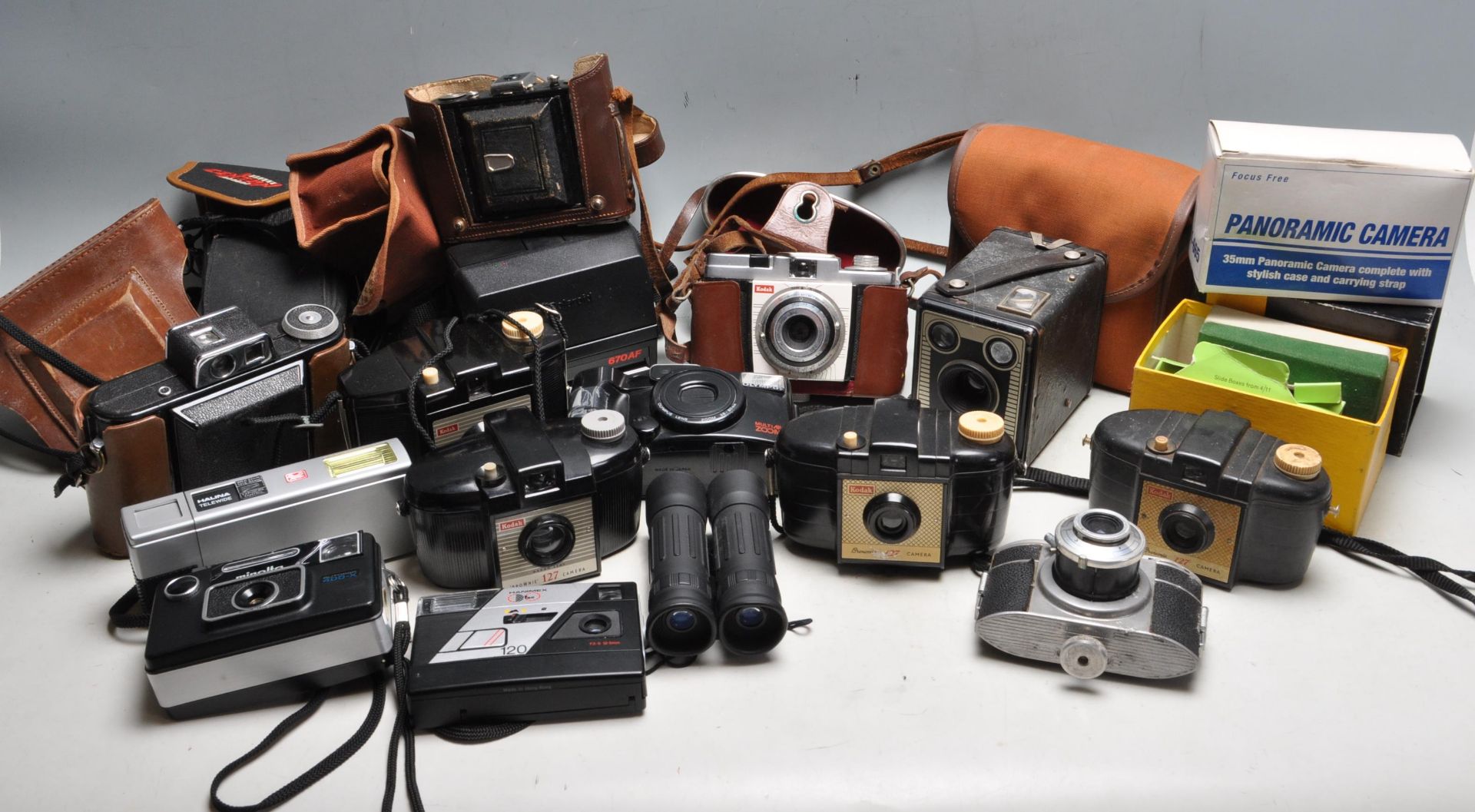 LARGE COLLECTION OF VINTAGE RETRO 20TH CENTURY CAMERAS