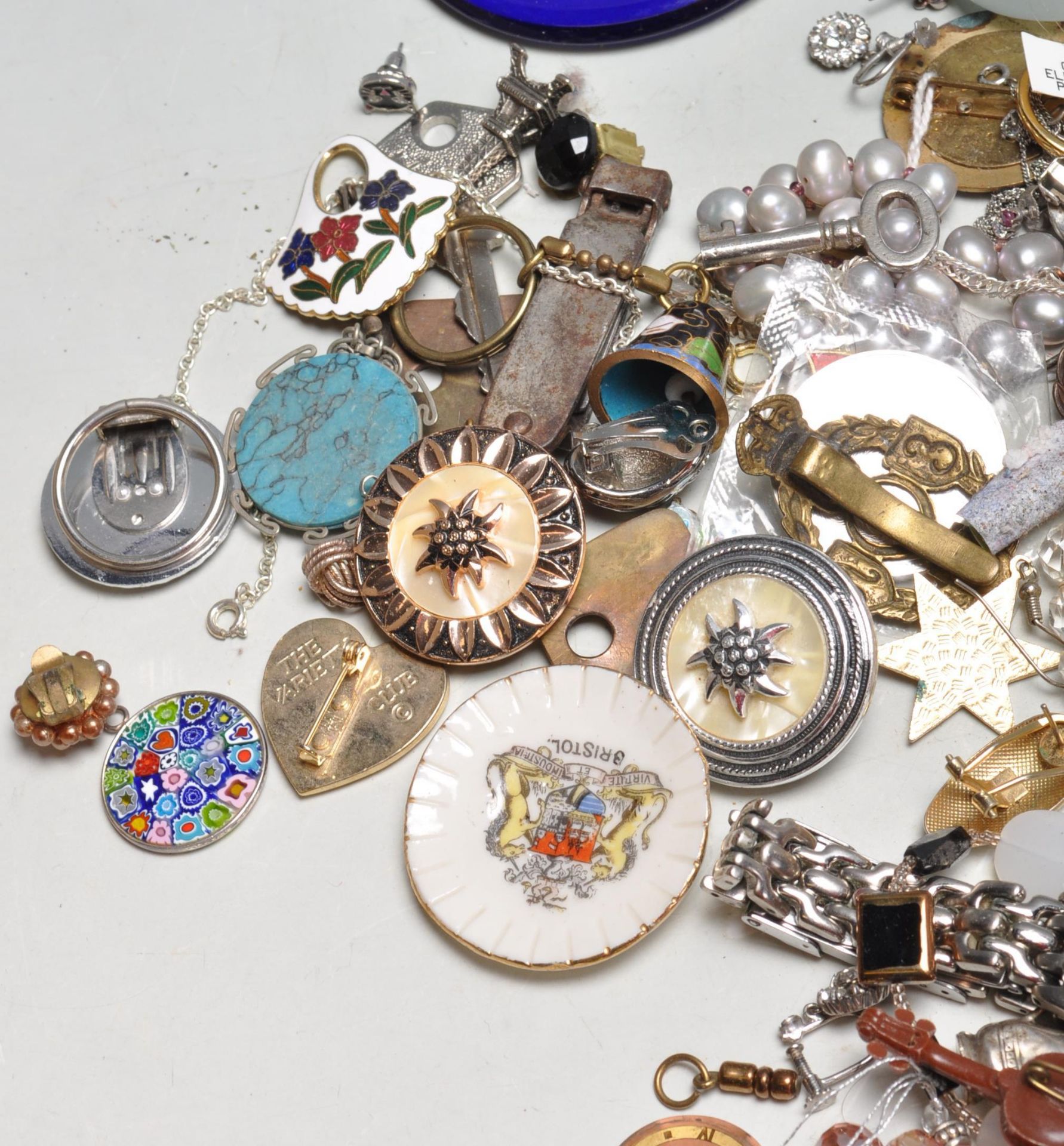 GROUP OF COSTUME JEWELLERY AND WATCHES - Bild 2 aus 14