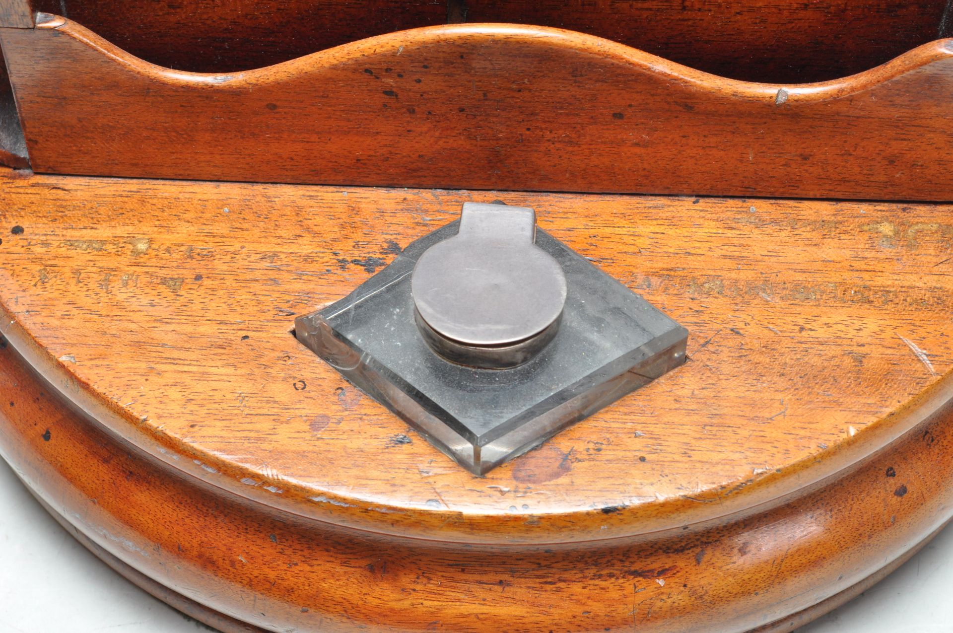 19TH CENTURY VICTORIAN OAK DESK TOP INKWELL TIDY - Bild 2 aus 8