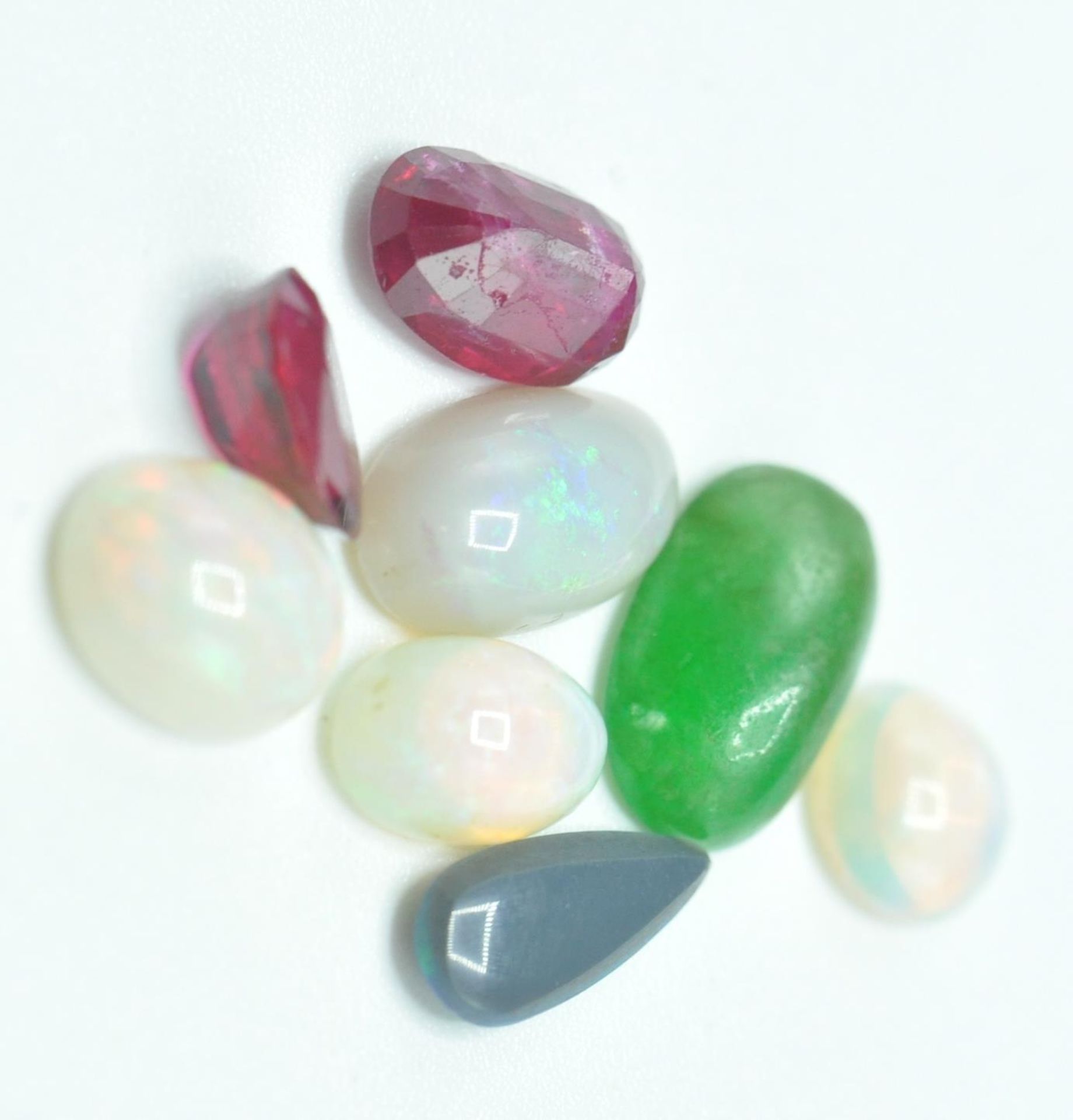 GROUP OF LOOSE GEMSTONES TO INCLUDE OPALS RUBIES - Bild 2 aus 5