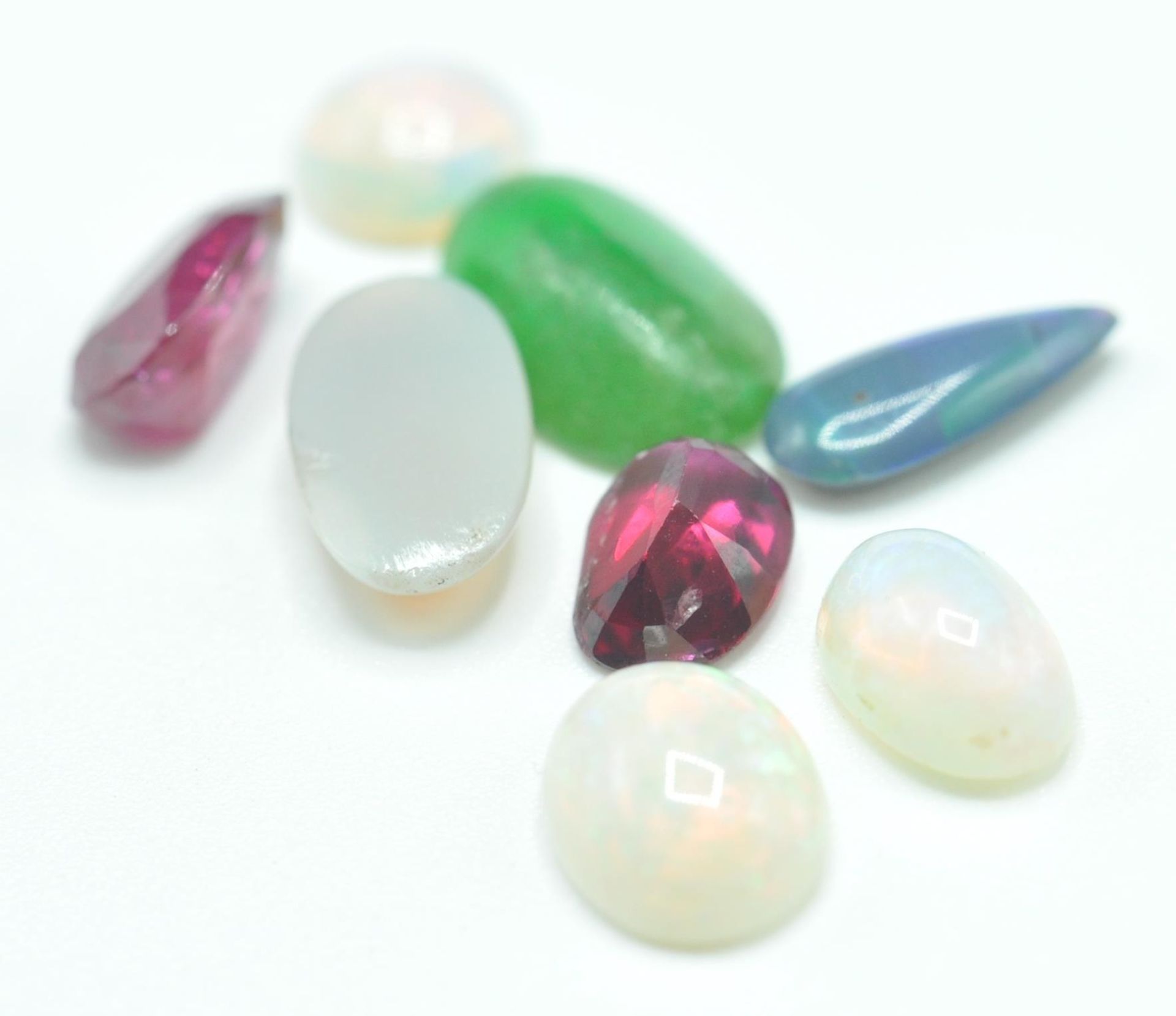 GROUP OF LOOSE GEMSTONES TO INCLUDE OPALS RUBIES - Bild 5 aus 5