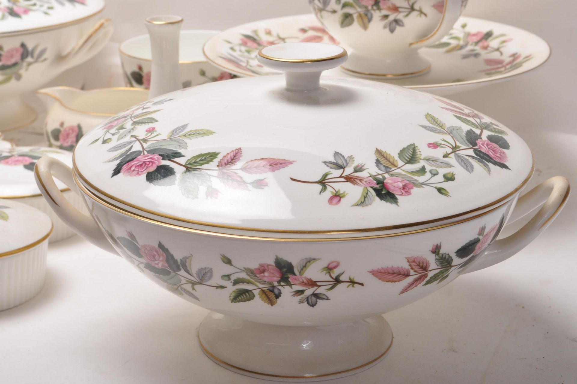 LARGE 20TH CENTURY WEDGEWOOD HATHAWAY ROSE TEA / DINNER SERVICE - Bild 2 aus 19