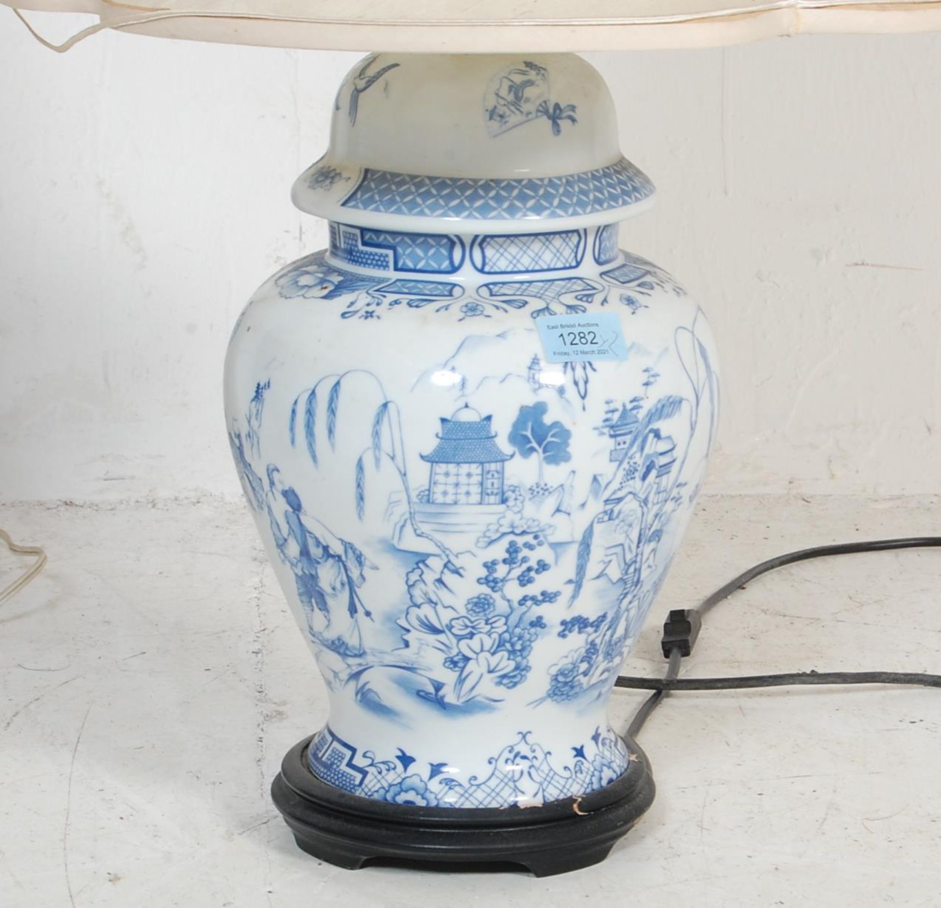 2 VINTAGE MID 20TH CENTURY CHINESE BLUE & WHITE LAMPS - Bild 7 aus 7