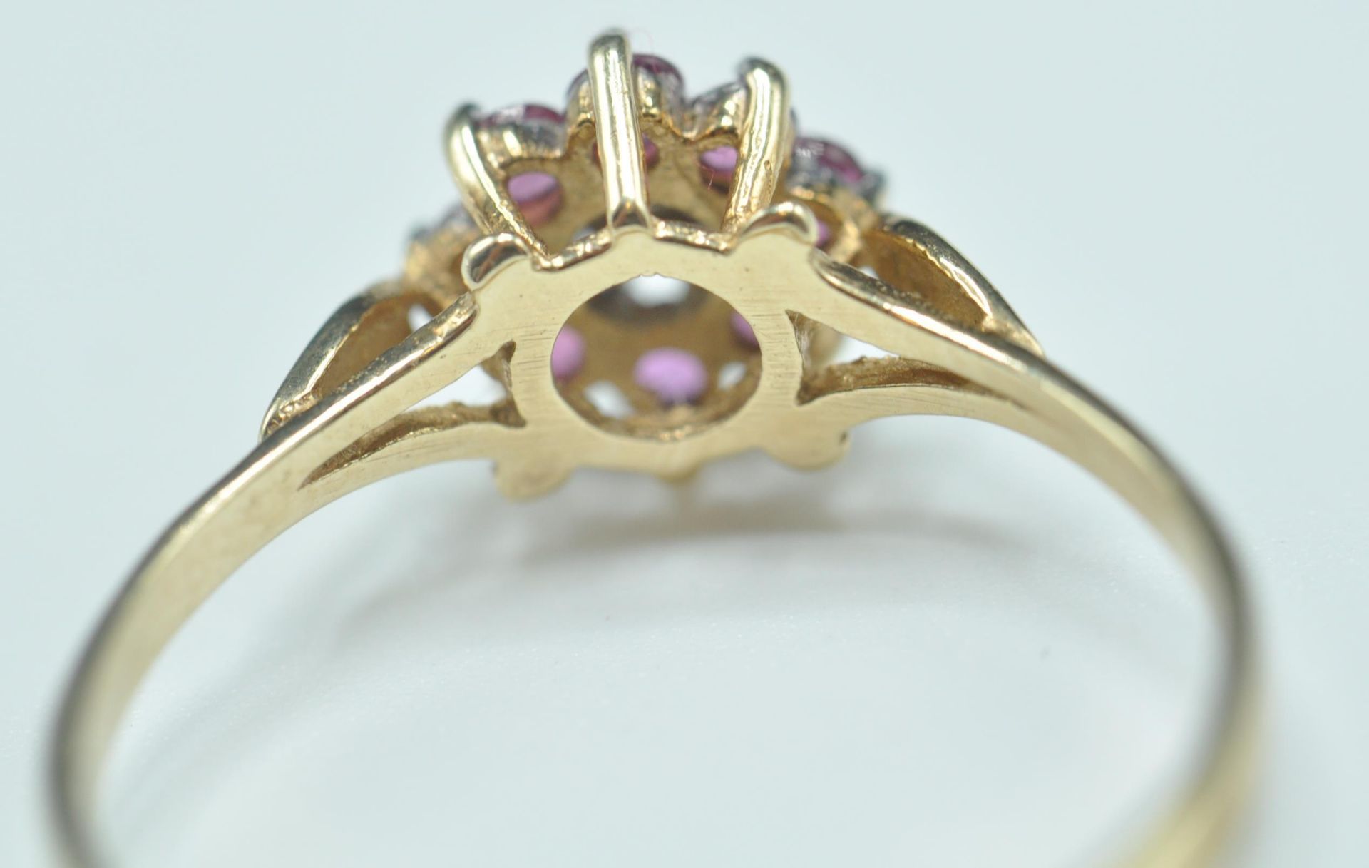 9CT GOLD GARNET & DIAMOND RING - Image 5 of 7