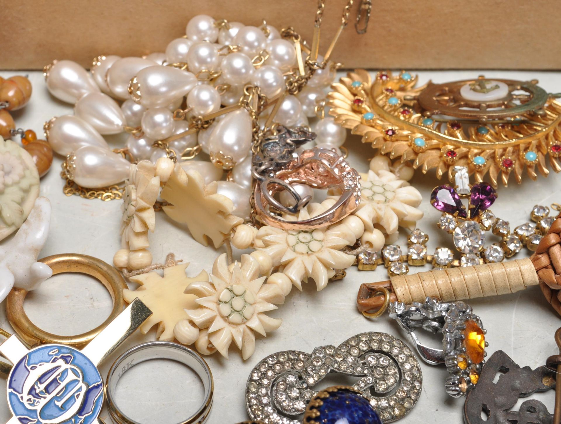 LARGE QUANTITY OF LATE 20TH CENTURY COSTUME JEWELLERY - Bild 5 aus 13