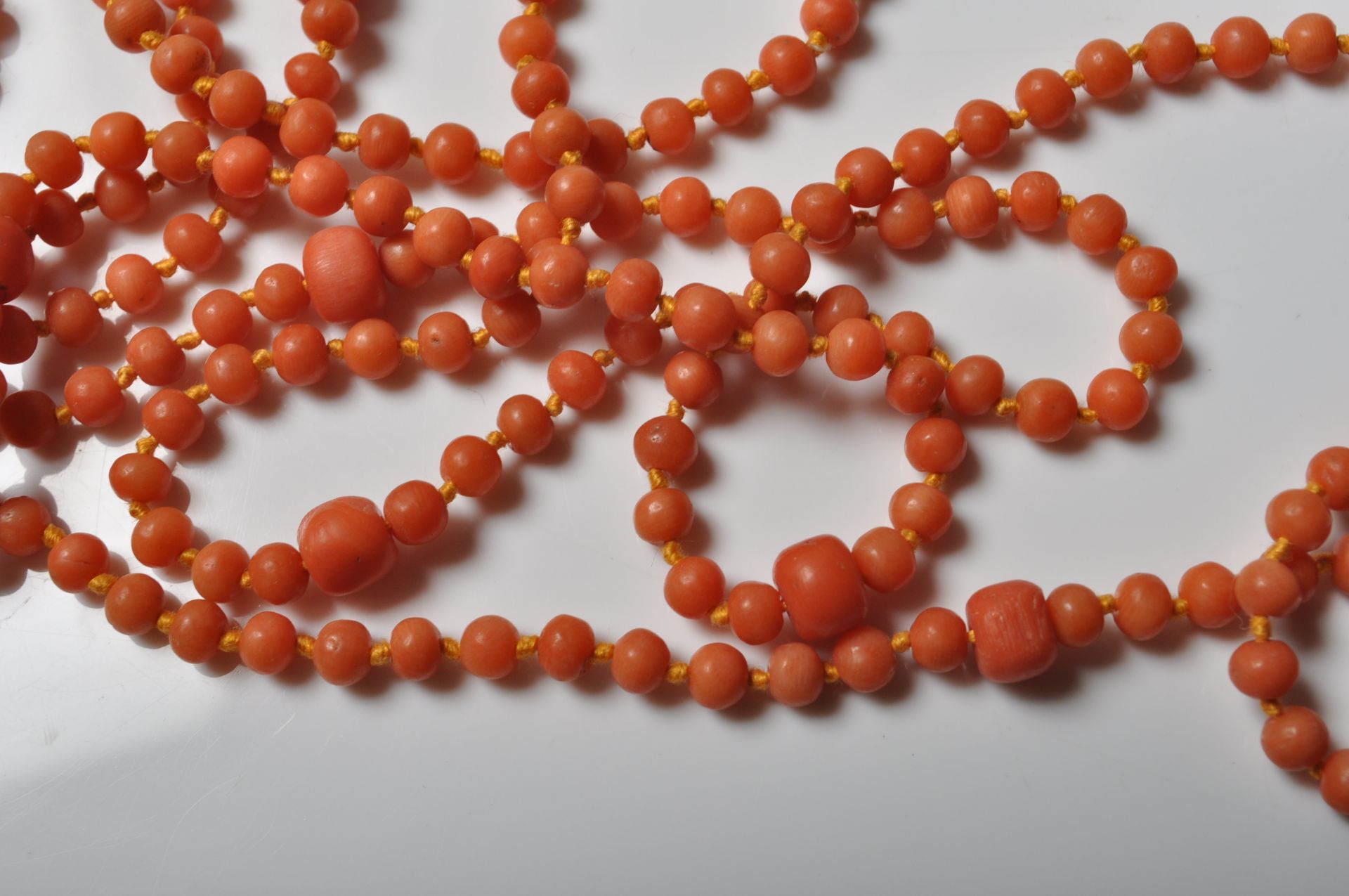 CORAL AND 9CT GOLD BEADED NECKLACE - Image 6 of 6