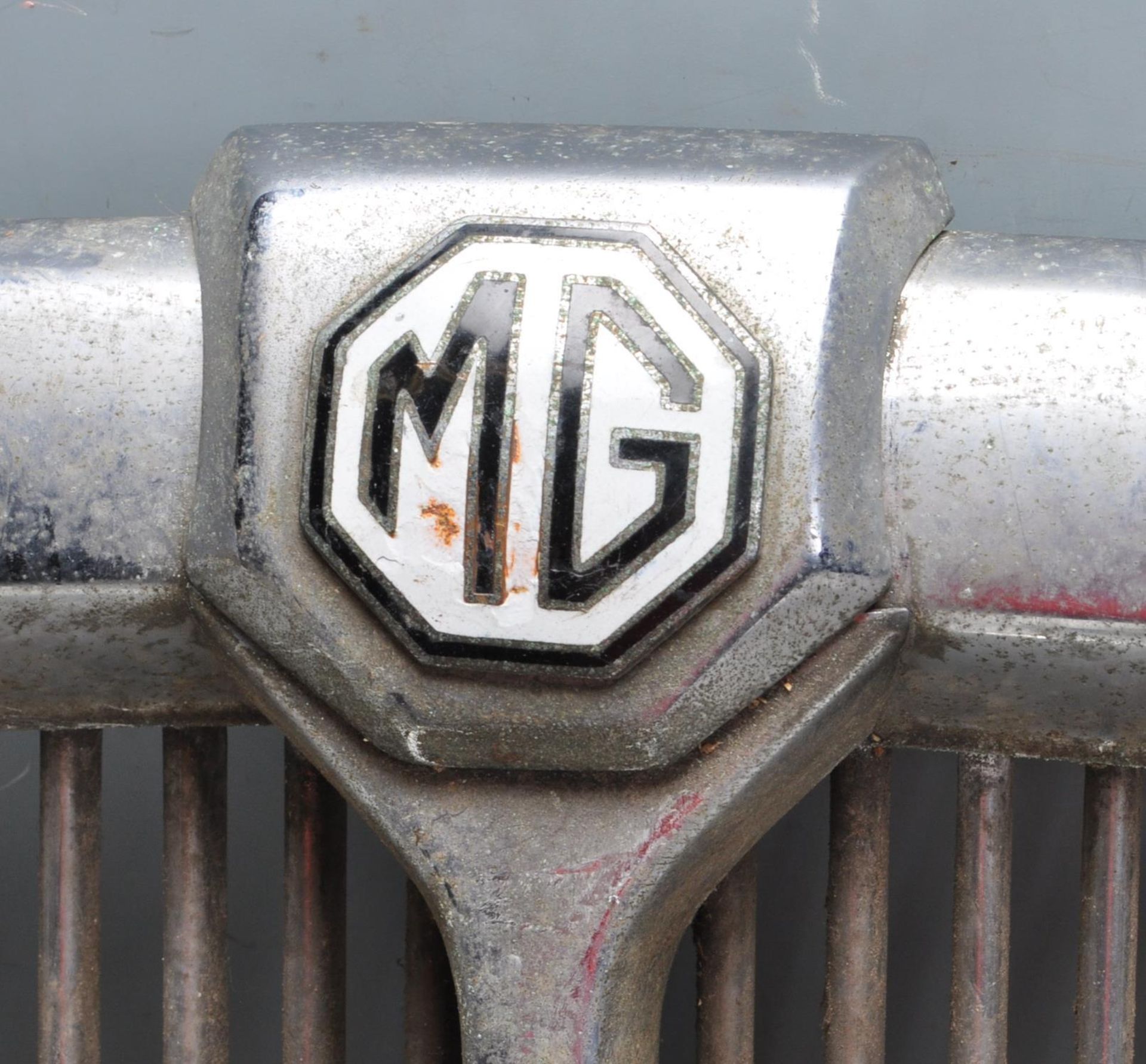 OF AUTOMOBILE INTEREST - VINTAGE 20TH CENTURY CAR PARTS TO INCLUDE MG / MARCHAL ETC. - Bild 8 aus 10